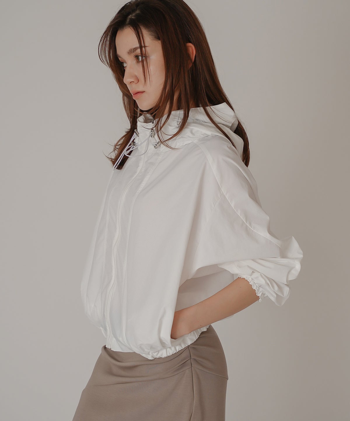 ［UＶカット］シアー ギャザリング フード ブルゾン KINO THE KEI ナイロンブルゾン フードブルゾン ライトアウター ショートブルゾン ナイロンジャケット フードジャケット ウィンドブレーカー ドローストリングブルゾン ドロストデザイン ギャザーネック スタンドネックブルゾン