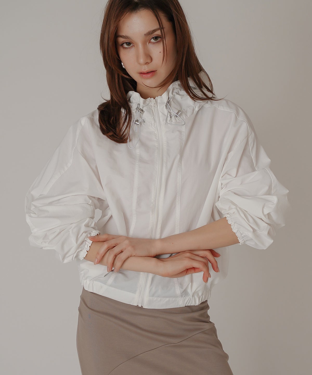 ［UＶカット］シアー ギャザリング フード ブルゾン KINO THE KEI ナイロンブルゾン フードブルゾン ライトアウター ショートブルゾン ナイロンジャケット フードジャケット ウィンドブレーカー ドローストリングブルゾン ドロストデザイン ギャザーネック スタンドネックブルゾン