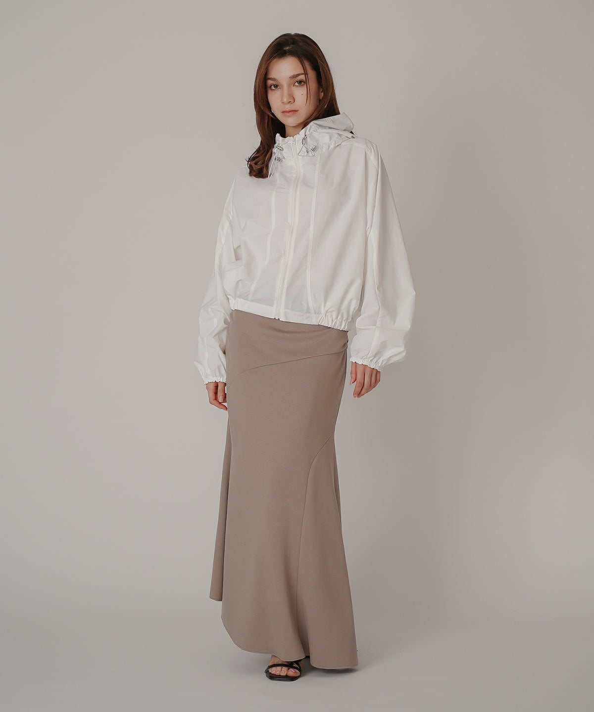 ［UＶカット］シアー ギャザリング フード ブルゾン KINO THE KEI ナイロンブルゾン フードブルゾン ライトアウター ショートブルゾン ナイロンジャケット フードジャケット ウィンドブレーカー ドローストリングブルゾン ドロストデザイン ギャザーネック スタンドネックブルゾン