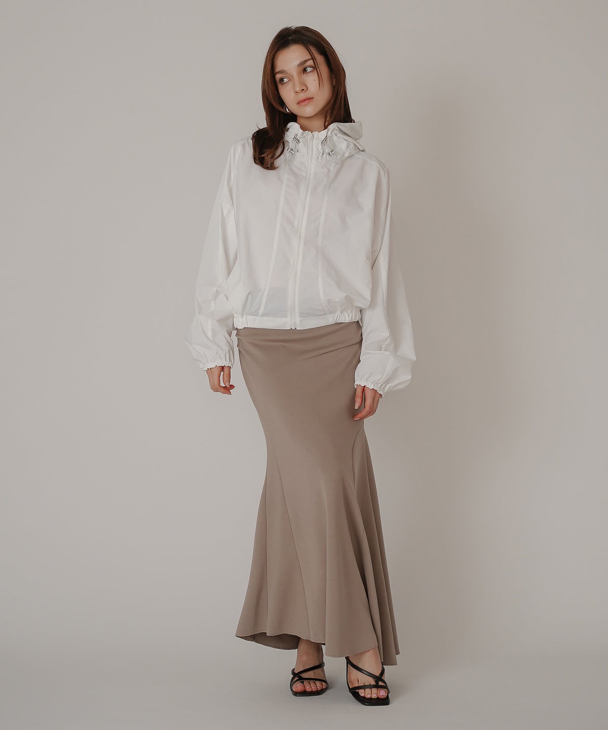 ［UＶカット］シアー ギャザリング フード ブルゾン KINO THE KEI ナイロンブルゾン フードブルゾン ライトアウター ショートブルゾン ナイロンジャケット フードジャケット ウィンドブレーカー ドローストリングブルゾン ドロストデザイン ギャザーネック スタンドネックブルゾン