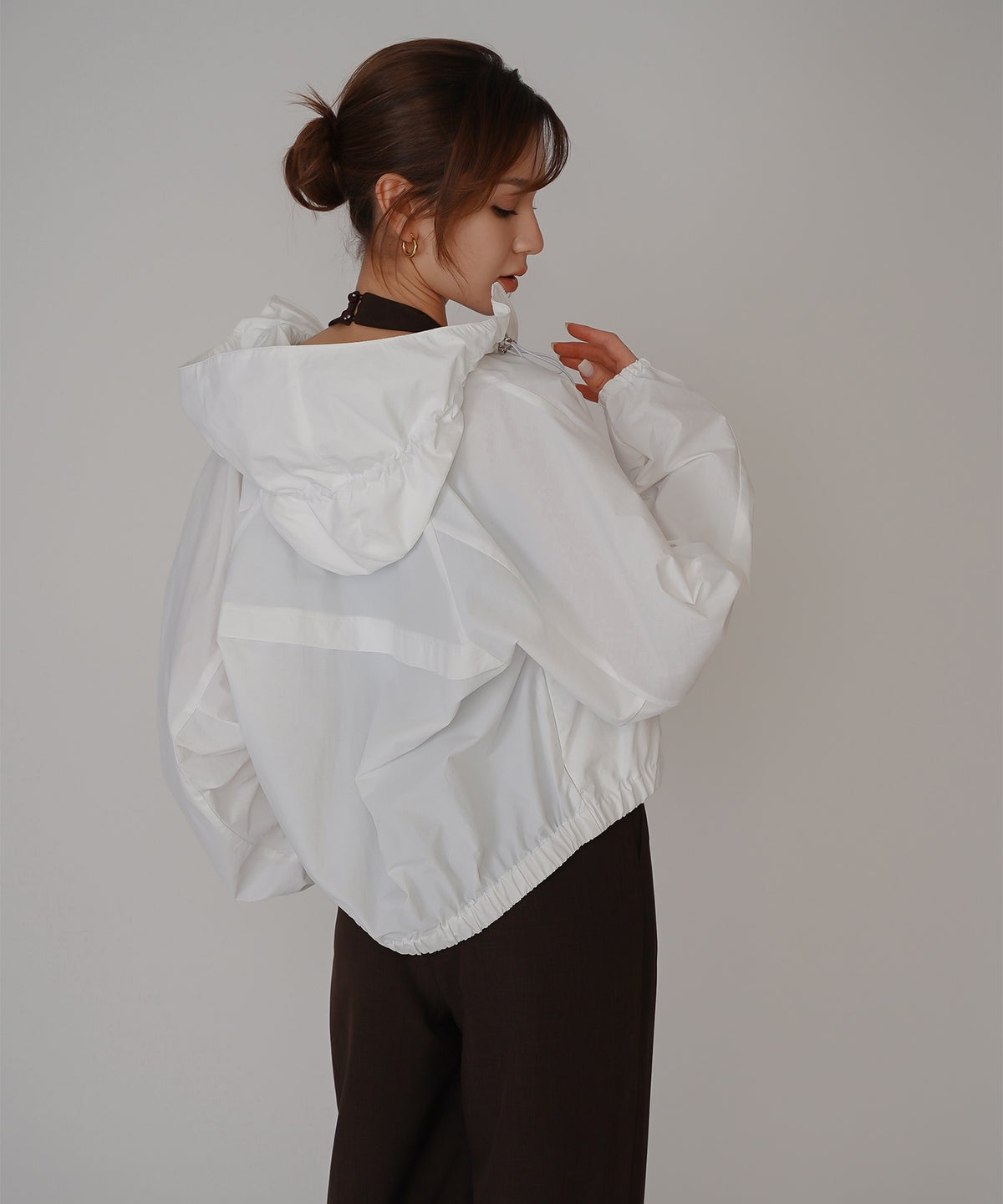 ［UＶカット］シアー ギャザリング フード ブルゾン KINO THE KEI ナイロンブルゾン フードブルゾン ライトアウター ショートブルゾン ナイロンジャケット フードジャケット ウィンドブレーカー ドローストリングブルゾン ドロストデザイン ギャザーネック スタンドネックブルゾン