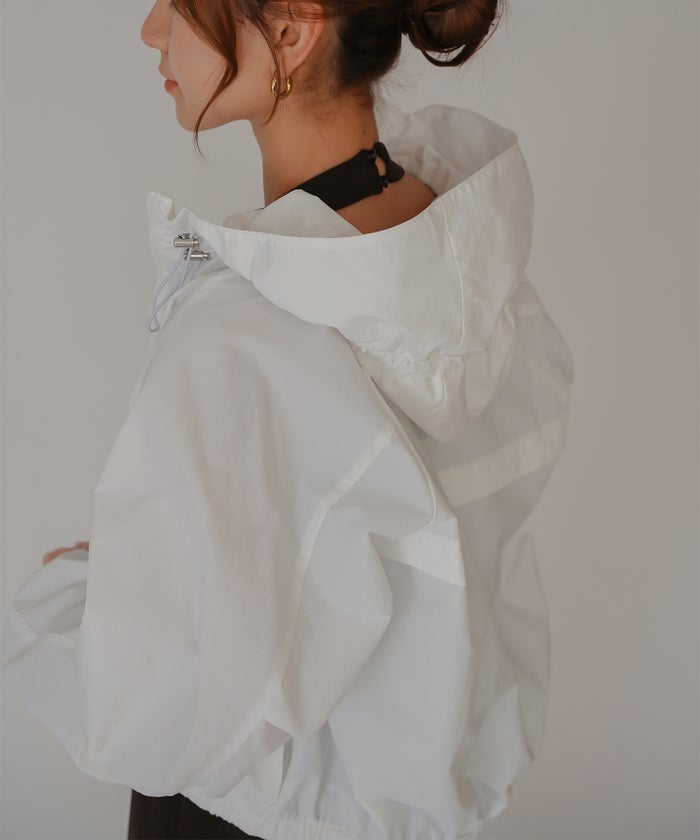 ［UＶカット］シアー ギャザリング フード ブルゾン KINO THE KEI ナイロンブルゾン フードブルゾン ライトアウター ショートブルゾン ナイロンジャケット フードジャケット ウィンドブレーカー ドローストリングブルゾン ドロストデザイン ギャザーネック スタンドネックブルゾン