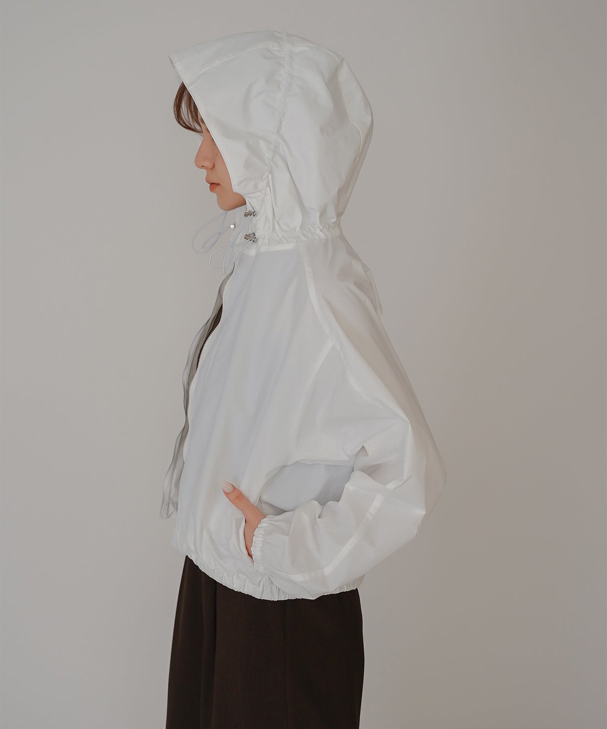 ［UＶカット］シアー ギャザリング フード ブルゾン KINO THE KEI ナイロンブルゾン フードブルゾン ライトアウター ショートブルゾン ナイロンジャケット フードジャケット ウィンドブレーカー ドローストリングブルゾン ドロストデザイン ギャザーネック スタンドネックブルゾン