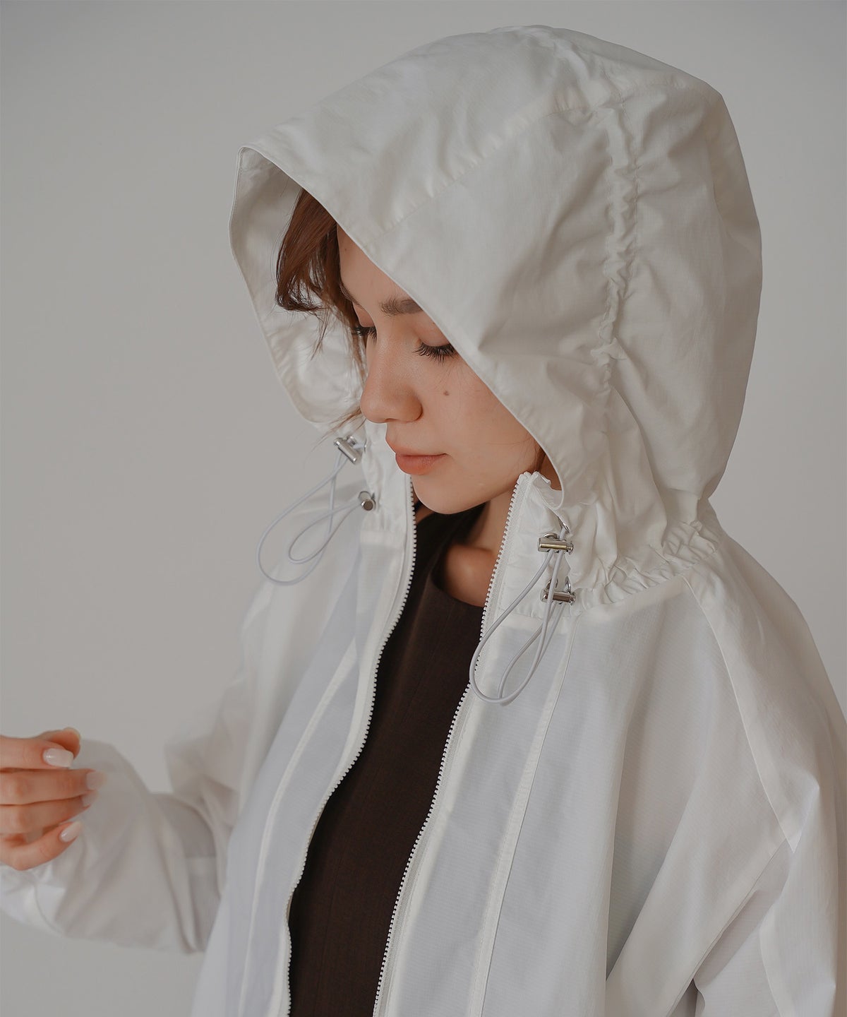 ［UＶカット］シアー ギャザリング フード ブルゾン KINO THE KEI ナイロンブルゾン フードブルゾン ライトアウター ショートブルゾン ナイロンジャケット フードジャケット ウィンドブレーカー ドローストリングブルゾン ドロストデザイン ギャザーネック スタンドネックブルゾン