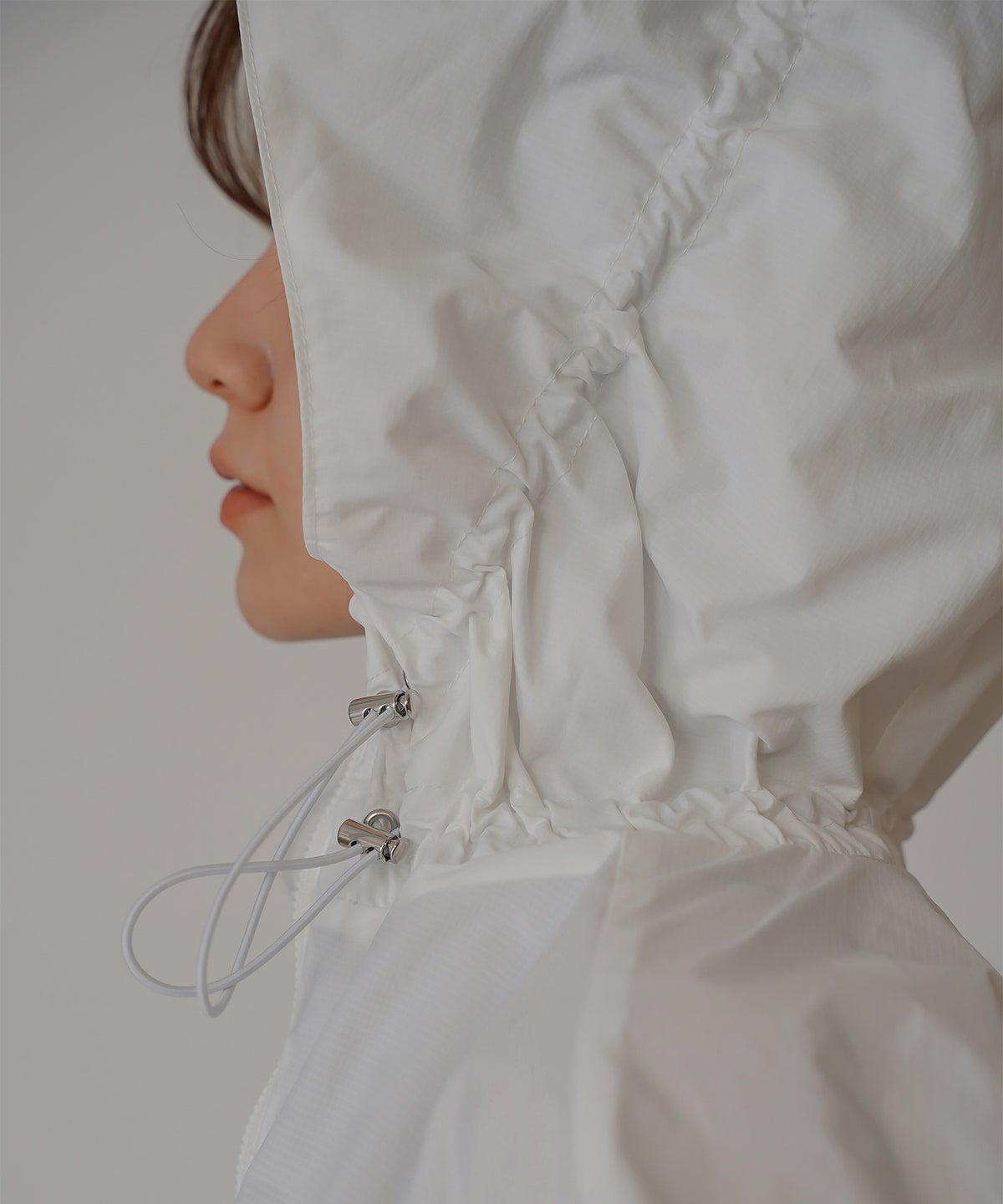 ［UＶカット］シアー ギャザリング フード ブルゾン KINO THE KEI ナイロンブルゾン フードブルゾン ライトアウター ショートブルゾン ナイロンジャケット フードジャケット ウィンドブレーカー ドローストリングブルゾン ドロストデザイン ギャザーネック スタンドネックブルゾン