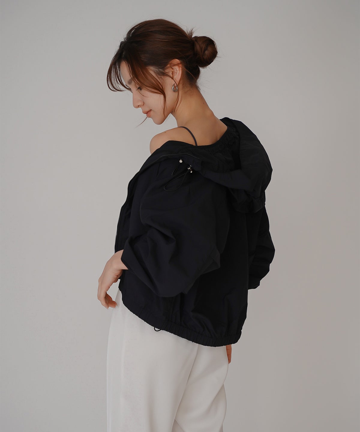 ［UＶカット］シアー ギャザリング フード ブルゾン KINO THE KEI ナイロンブルゾン フードブルゾン ライトアウター ショートブルゾン ナイロンジャケット フードジャケット ウィンドブレーカー ドローストリングブルゾン ドロストデザイン ギャザーネック スタンドネックブルゾン