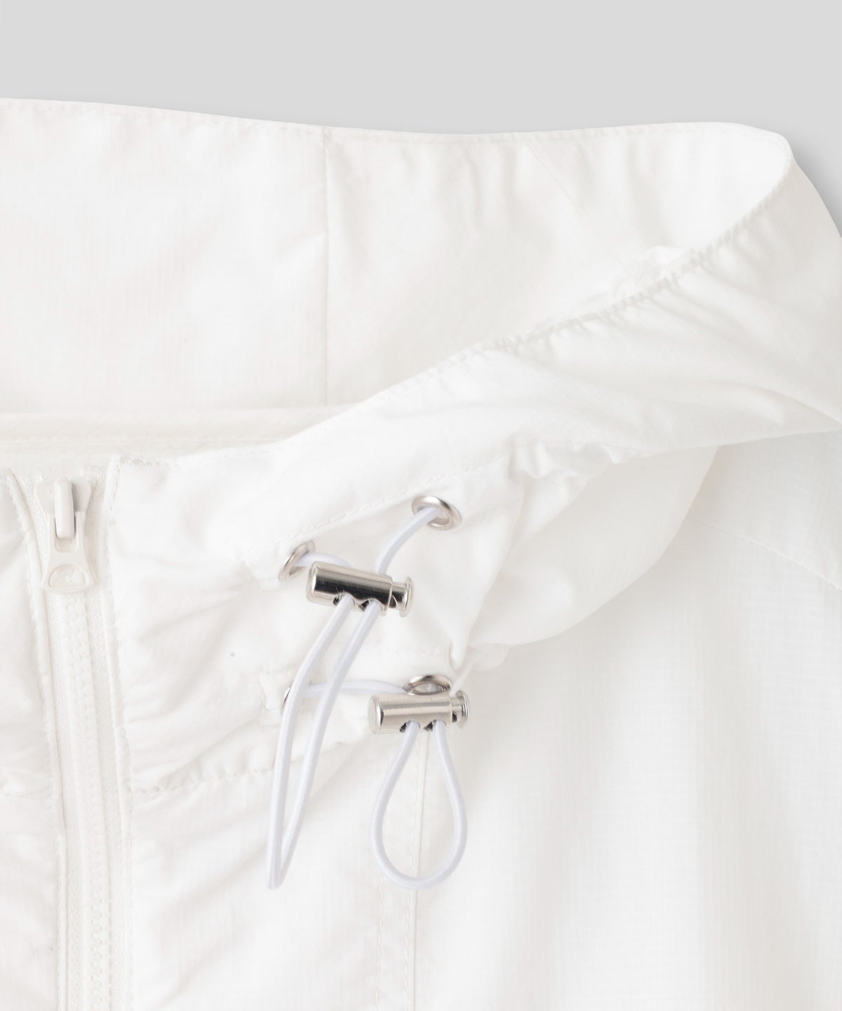 ［UＶカット］シアー ギャザリング フード ブルゾン KINO THE KEI ナイロンブルゾン フードブルゾン ライトアウター ショートブルゾン ナイロンジャケット フードジャケット ウィンドブレーカー ドローストリングブルゾン ドロストデザイン ギャザーネック スタンドネックブルゾン