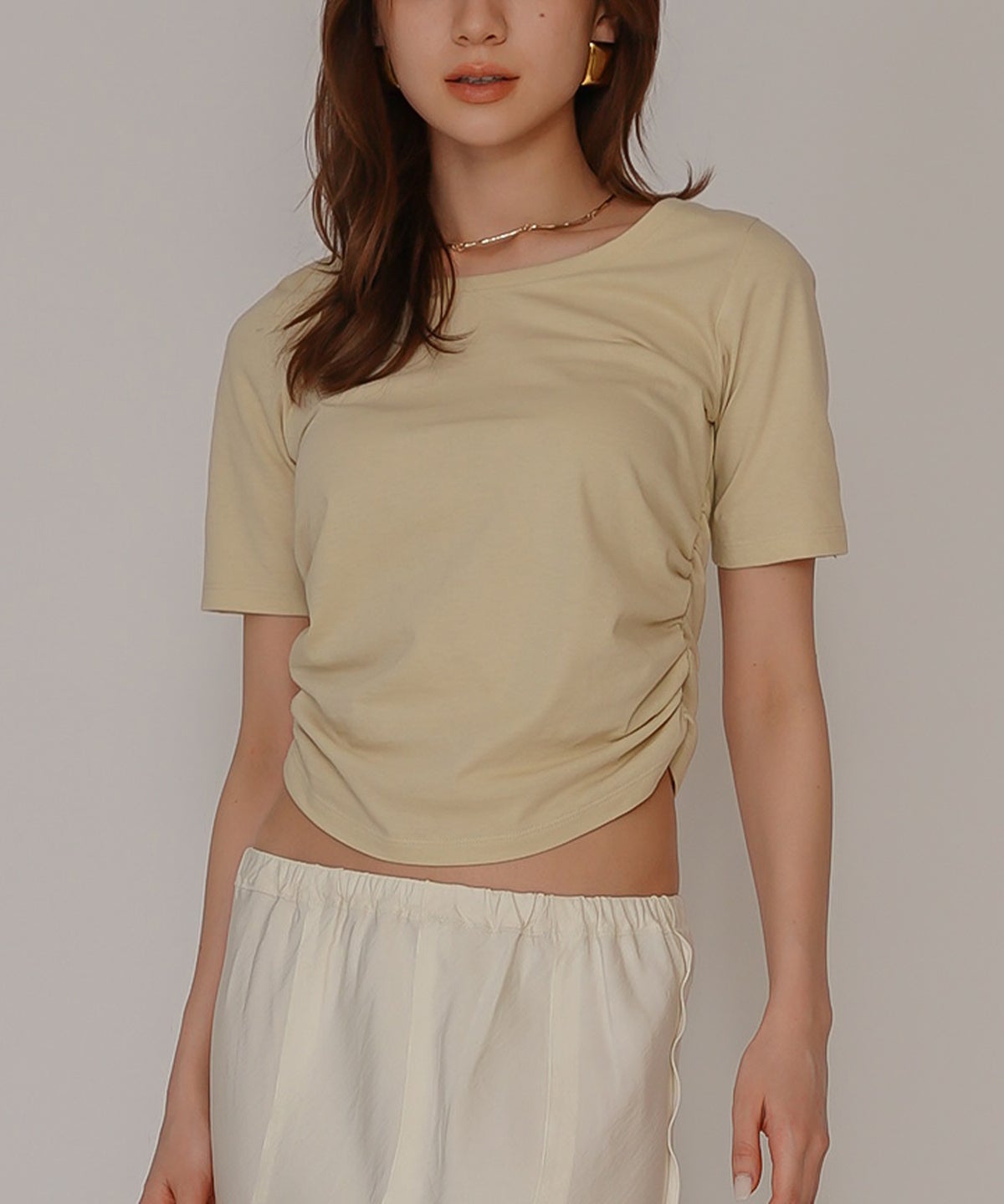 スクープネック サイド ギャザー フィットTEE KINO THE KEI サイドギャザー Tシャツ フィットTEE コンパクトT クロップド丈 Uネック デコルテ見せ ギャザートップス タイトトップス 着痩せトップス スタイルアップ 抜け感 女性らしい きれいめカジュアルシンプルコーデ トレンドトップス 春夏トップス レイヤードコーデ