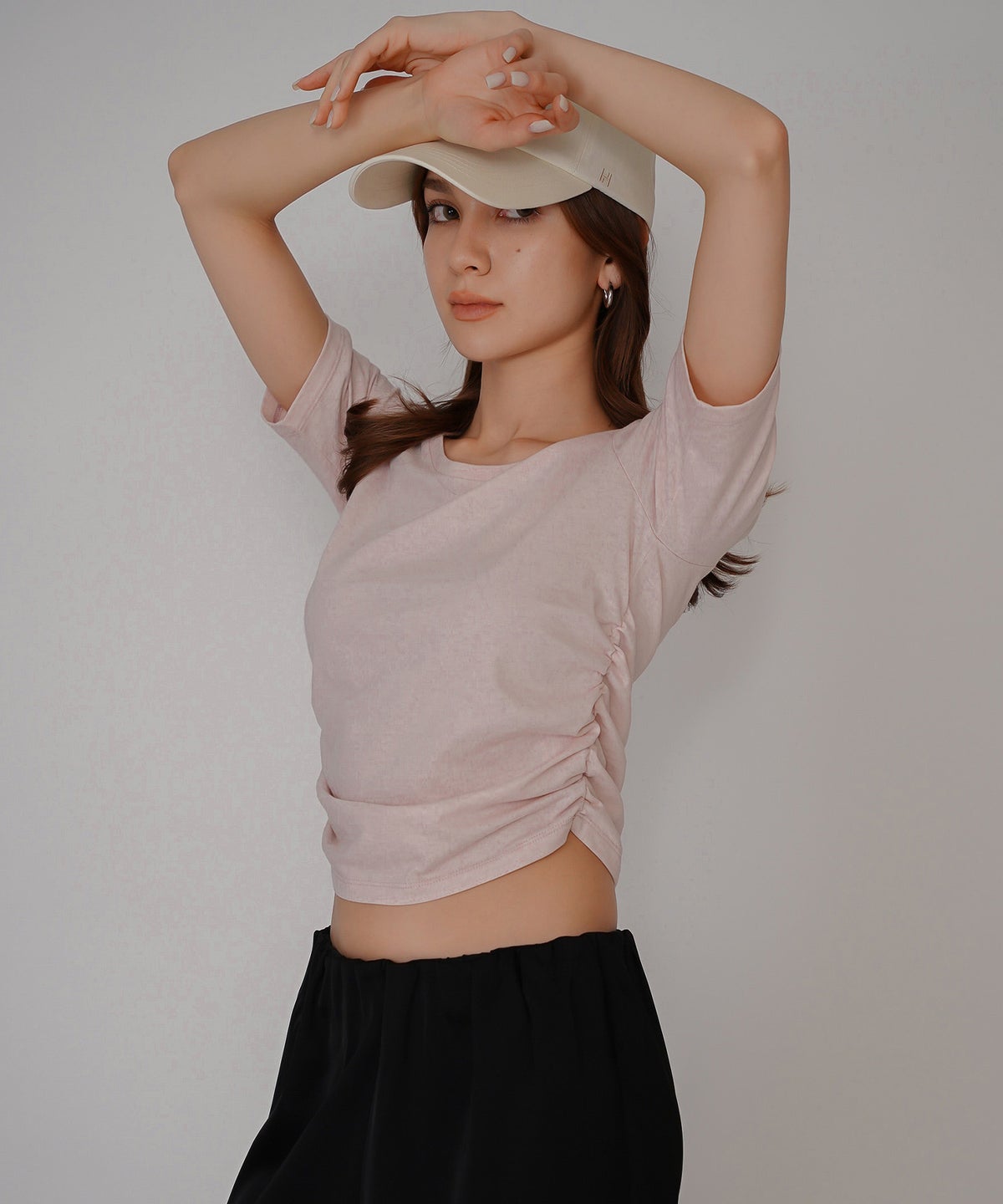 スクープネック サイド ギャザー フィットTEE KINO THE KEI サイドギャザー Tシャツ フィットTEE コンパクトT クロップド丈 Uネック デコルテ見せ ギャザートップス タイトトップス 着痩せトップス スタイルアップ 抜け感 女性らしい きれいめカジュアルシンプルコーデ トレンドトップス 春夏トップス レイヤードコーデ