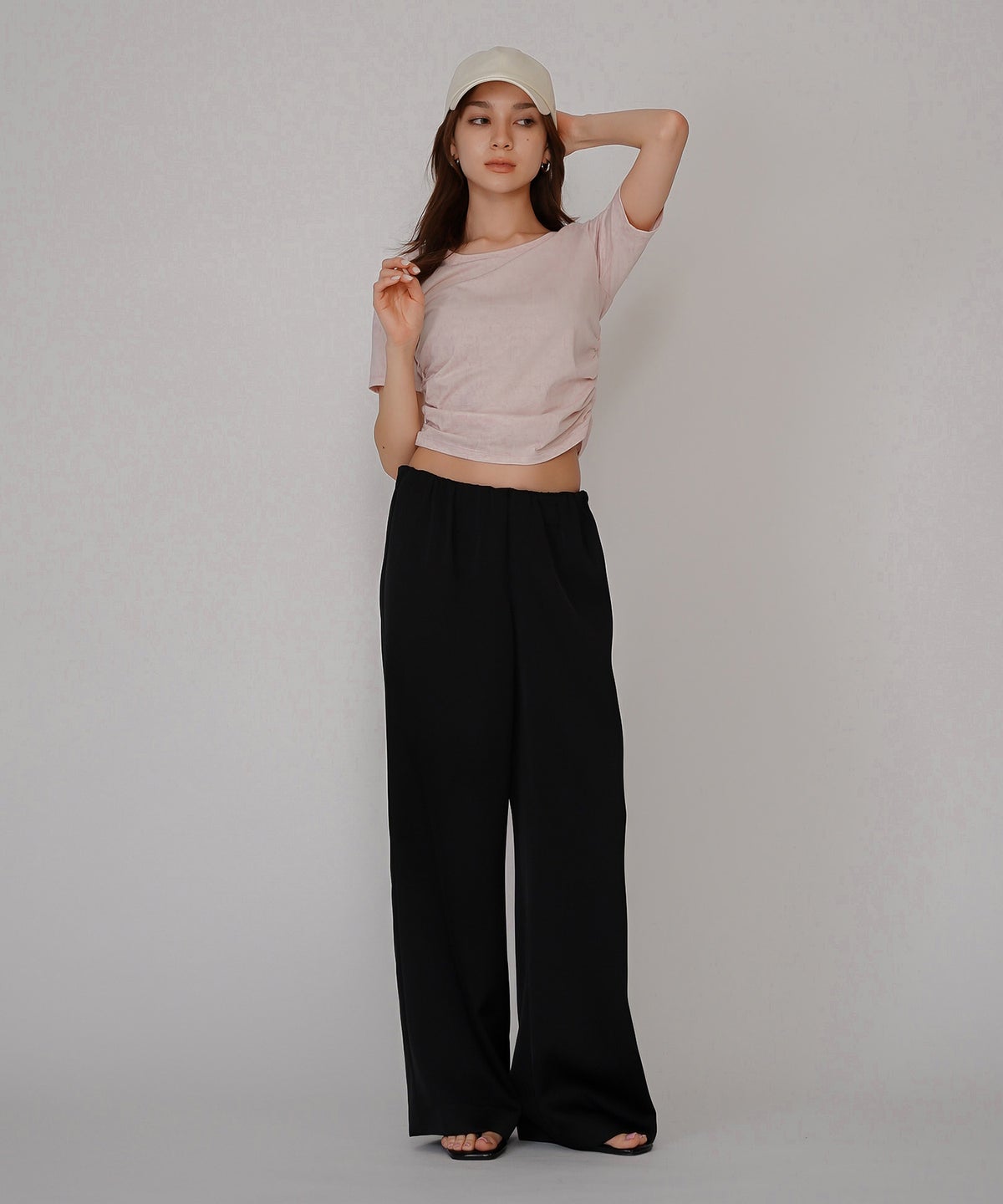 スクープネック サイド ギャザー フィットTEE KINO THE KEI サイドギャザー Tシャツ フィットTEE コンパクトT クロップド丈 Uネック デコルテ見せ ギャザートップス タイトトップス 着痩せトップス スタイルアップ 抜け感 女性らしい きれいめカジュアルシンプルコーデ トレンドトップス 春夏トップス レイヤードコーデ