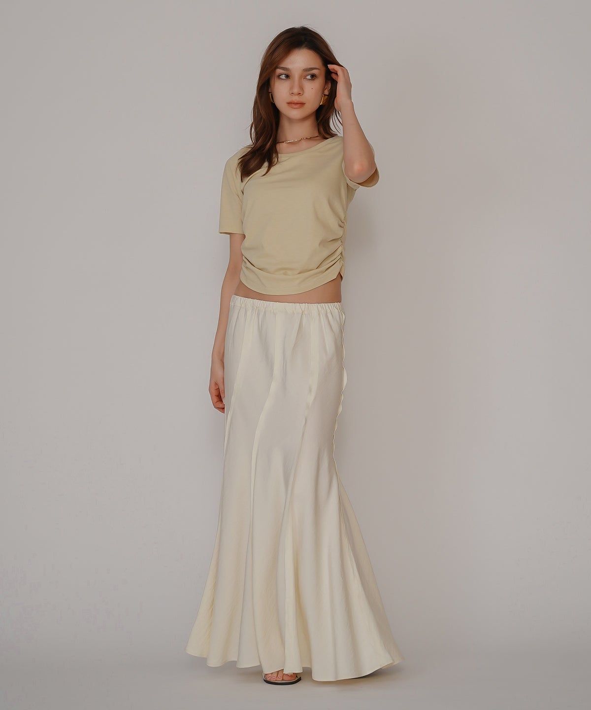 スクープネック サイド ギャザー フィットTEE KINO THE KEI サイドギャザー Tシャツ フィットTEE コンパクトT クロップド丈 Uネック デコルテ見せ ギャザートップス タイトトップス 着痩せトップス スタイルアップ 抜け感 女性らしい きれいめカジュアルシンプルコーデ トレンドトップス 春夏トップス レイヤードコーデ