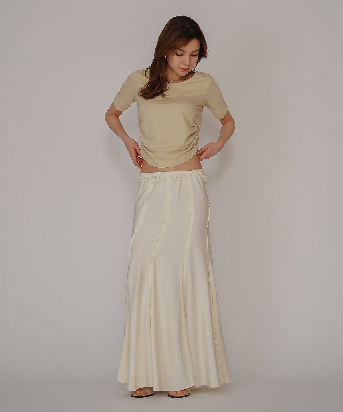 スクープネック サイド ギャザー フィットTEE KINO THE KEI サイドギャザー Tシャツ フィットTEE コンパクトT クロップド丈 Uネック デコルテ見せ ギャザートップス タイトトップス 着痩せトップス スタイルアップ 抜け感 女性らしい きれいめカジュアルシンプルコーデ トレンドトップス 春夏トップス レイヤードコーデ