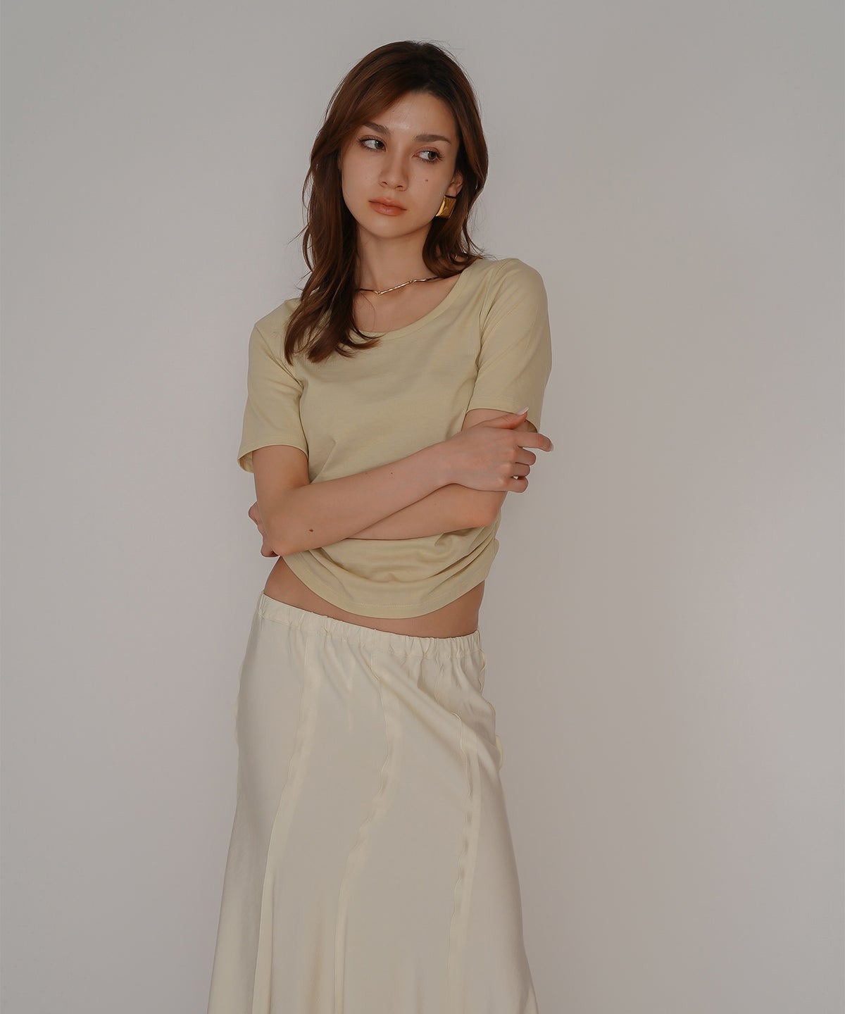 スクープネック サイド ギャザー フィットTEE KINO THE KEI サイドギャザー Tシャツ フィットTEE コンパクトT クロップド丈 Uネック デコルテ見せ ギャザートップス タイトトップス 着痩せトップス スタイルアップ 抜け感 女性らしい きれいめカジュアルシンプルコーデ トレンドトップス 春夏トップス レイヤードコーデ