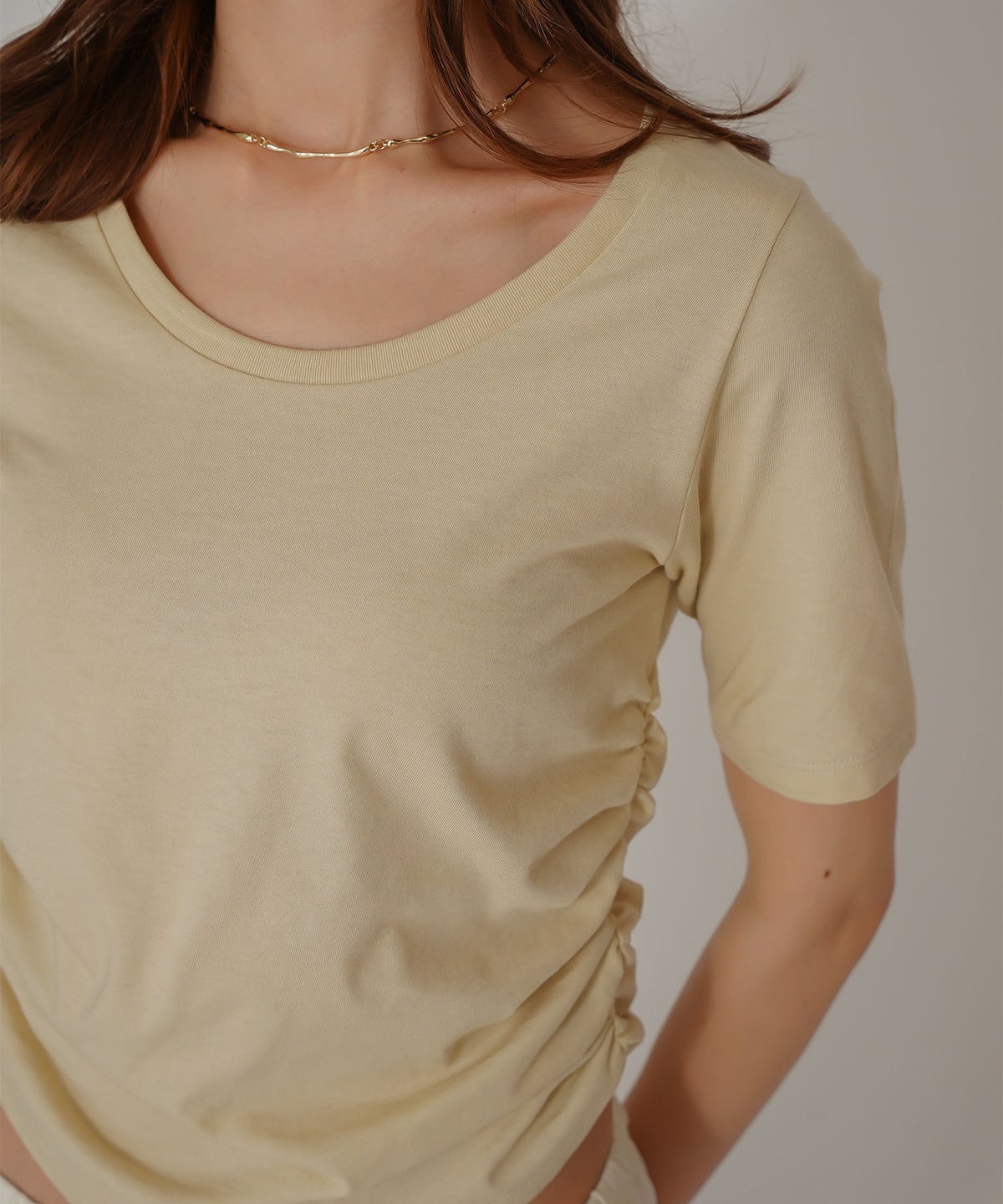 スクープネック サイド ギャザー フィットTEE KINO THE KEI サイドギャザー Tシャツ フィットTEE コンパクトT クロップド丈 Uネック デコルテ見せ ギャザートップス タイトトップス 着痩せトップス スタイルアップ 抜け感 女性らしい きれいめカジュアルシンプルコーデ トレンドトップス 春夏トップス レイヤードコーデ