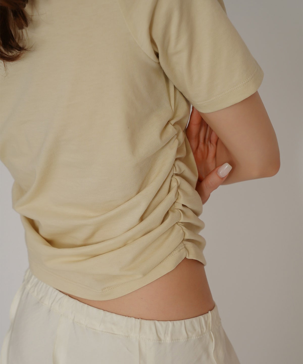 スクープネック サイド ギャザー フィットTEE KINO THE KEI サイドギャザー Tシャツ フィットTEE コンパクトT クロップド丈 Uネック デコルテ見せ ギャザートップス タイトトップス 着痩せトップス スタイルアップ 抜け感 女性らしい きれいめカジュアルシンプルコーデ トレンドトップス 春夏トップス レイヤードコーデ