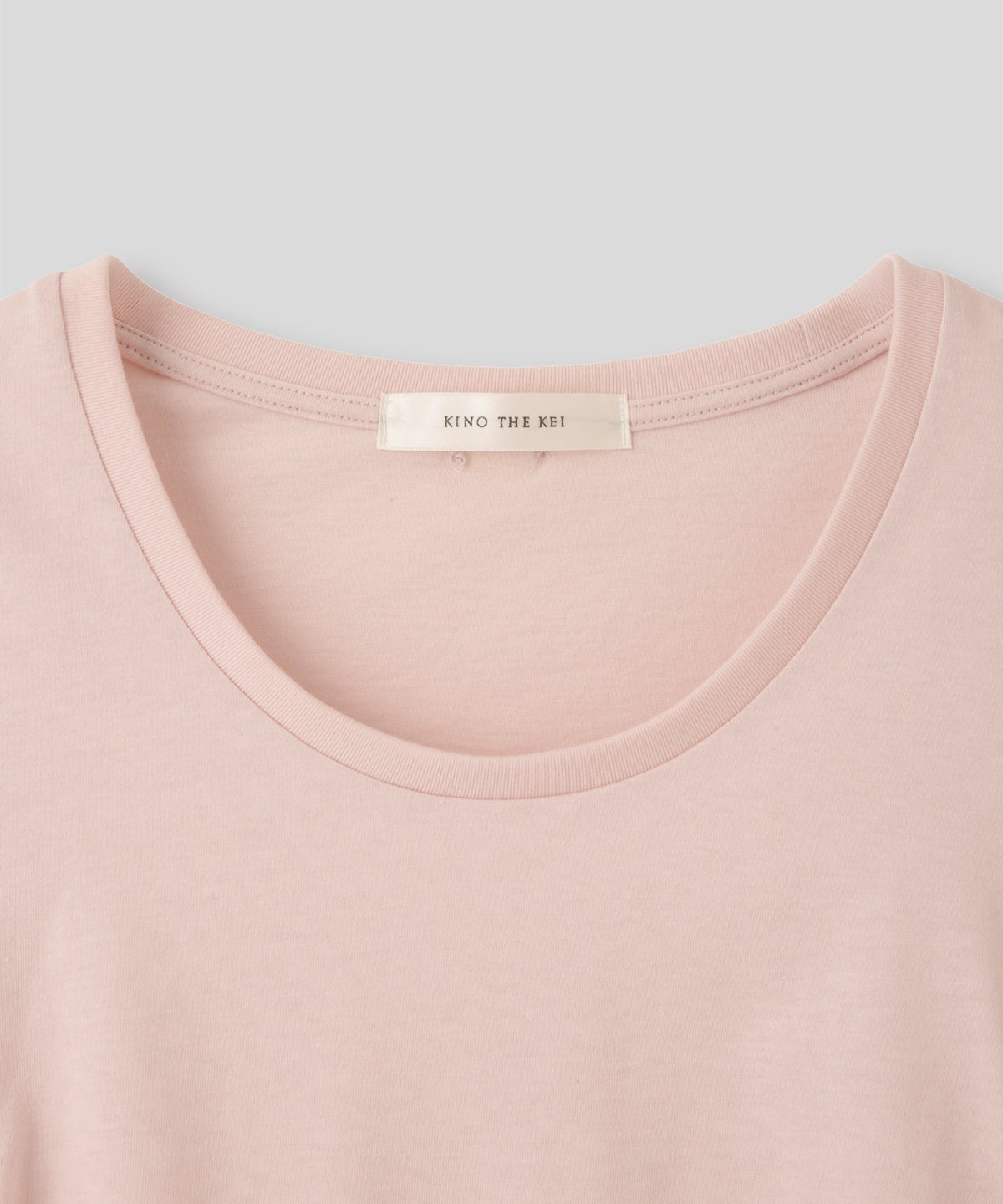 スクープネック サイド ギャザー フィットTEE KINO THE KEI サイドギャザー Tシャツ フィットTEE コンパクトT クロップド丈 Uネック デコルテ見せ ギャザートップス タイトトップス 着痩せトップス スタイルアップ 抜け感 女性らしい きれいめカジュアルシンプルコーデ トレンドトップス 春夏トップス レイヤードコーデ