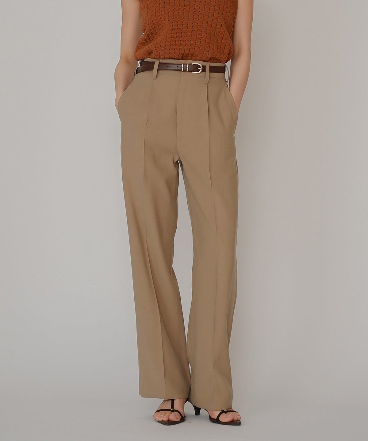 ハイウエスト スムース レーヨン タック パンツ KINO THE KEI サマーチノパンツ ハイウエストパンツ チノパンツ ストレートパンツ センタープレスパンツ タックパンツ 美脚パンツ 脚長パンツ スタイルアップパンツ きれいめパンツ 大人カジュアルパンツ オフィスカジュアル