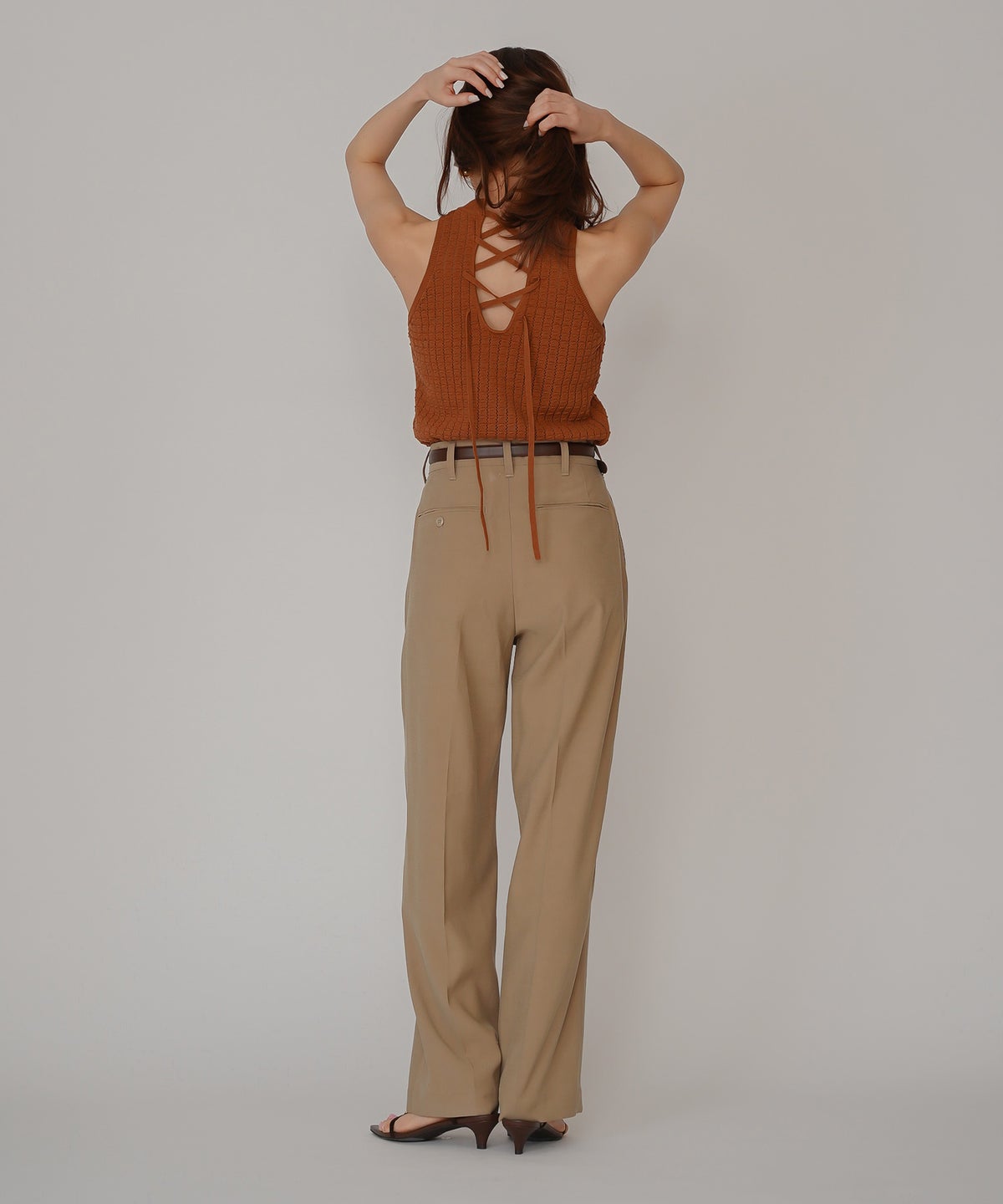 ハイウエスト スムース レーヨン タック パンツ KINO THE KEI サマーチノパンツ ハイウエストパンツ チノパンツ ストレートパンツ センタープレスパンツ タックパンツ 美脚パンツ 脚長パンツ スタイルアップパンツ きれいめパンツ 大人カジュアルパンツ オフィスカジュアル