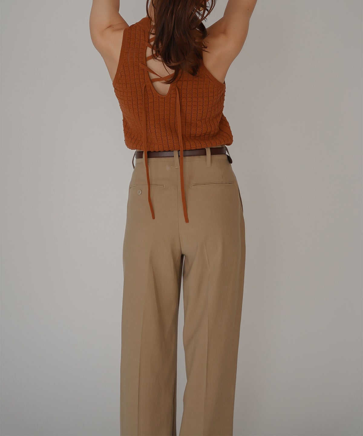 ハイウエスト スムース レーヨン タック パンツ KINO THE KEI サマーチノパンツ ハイウエストパンツ チノパンツ ストレートパンツ センタープレスパンツ タックパンツ 美脚パンツ 脚長パンツ スタイルアップパンツ きれいめパンツ 大人カジュアルパンツ オフィスカジュアル