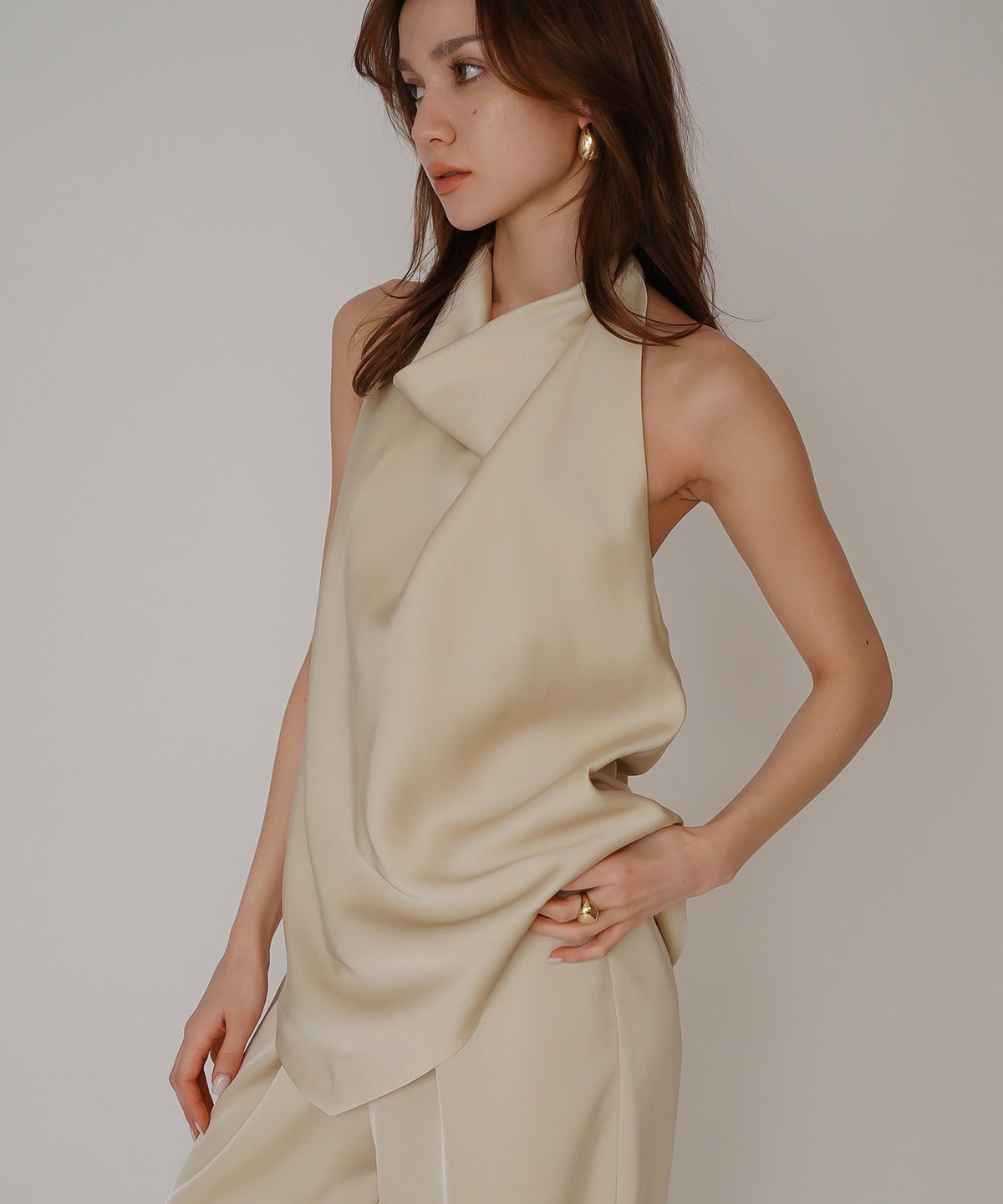 ホルター ドレープ サテン ブラウス KINO THE KEI ホルターネック ブラウス サテンブラウス サテン バックオープン トップス アシンメトリー ドレープ 光沢感 落ち感 とろみ素材 上品 ヘルシー 肌見せ モード きれいめ オケージョン デート 女子会