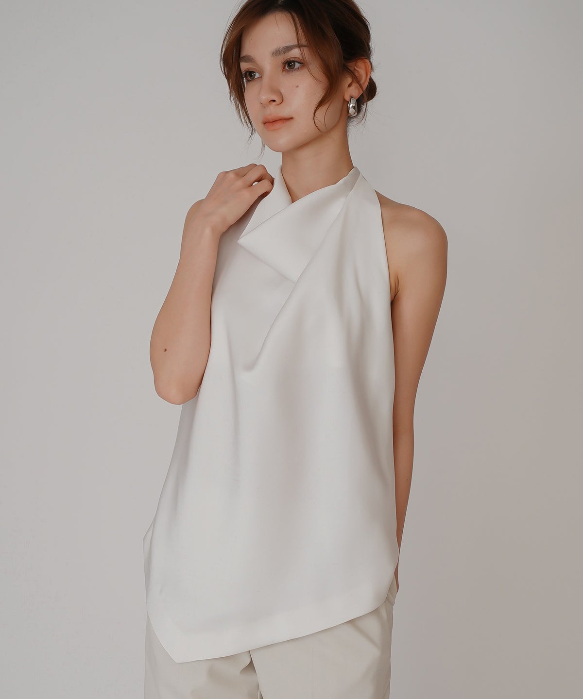 ホルター ドレープ サテン ブラウス KINO THE KEI ホルターネック ブラウス サテンブラウス サテン バックオープン トップス アシンメトリー ドレープ 光沢感 落ち感 とろみ素材 上品 ヘルシー 肌見せ モード きれいめ オケージョン デート 女子会