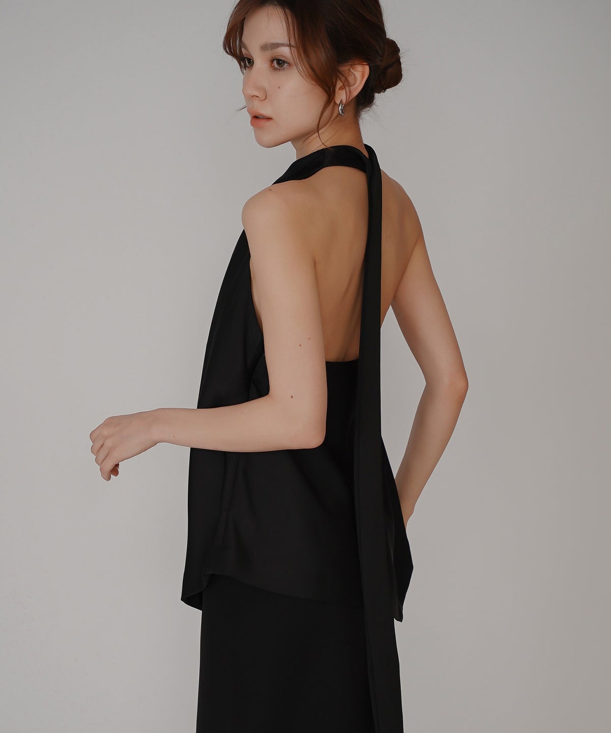 ホルター ドレープ サテン ブラウス KINO THE KEI ホルターネック ブラウス サテンブラウス サテン バックオープン トップス アシンメトリー ドレープ 光沢感 落ち感 とろみ素材 上品 ヘルシー 肌見せ モード きれいめ オケージョン デート 女子会