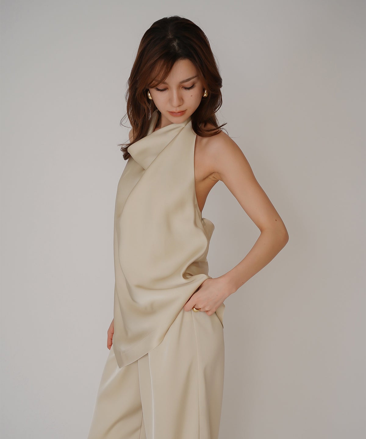 ホルター ドレープ サテン ブラウス KINO THE KEI ホルターネック ブラウス サテンブラウス サテン バックオープン トップス アシンメトリー ドレープ 光沢感 落ち感 とろみ素材 上品 ヘルシー 肌見せ モード きれいめ オケージョン デート 女子会