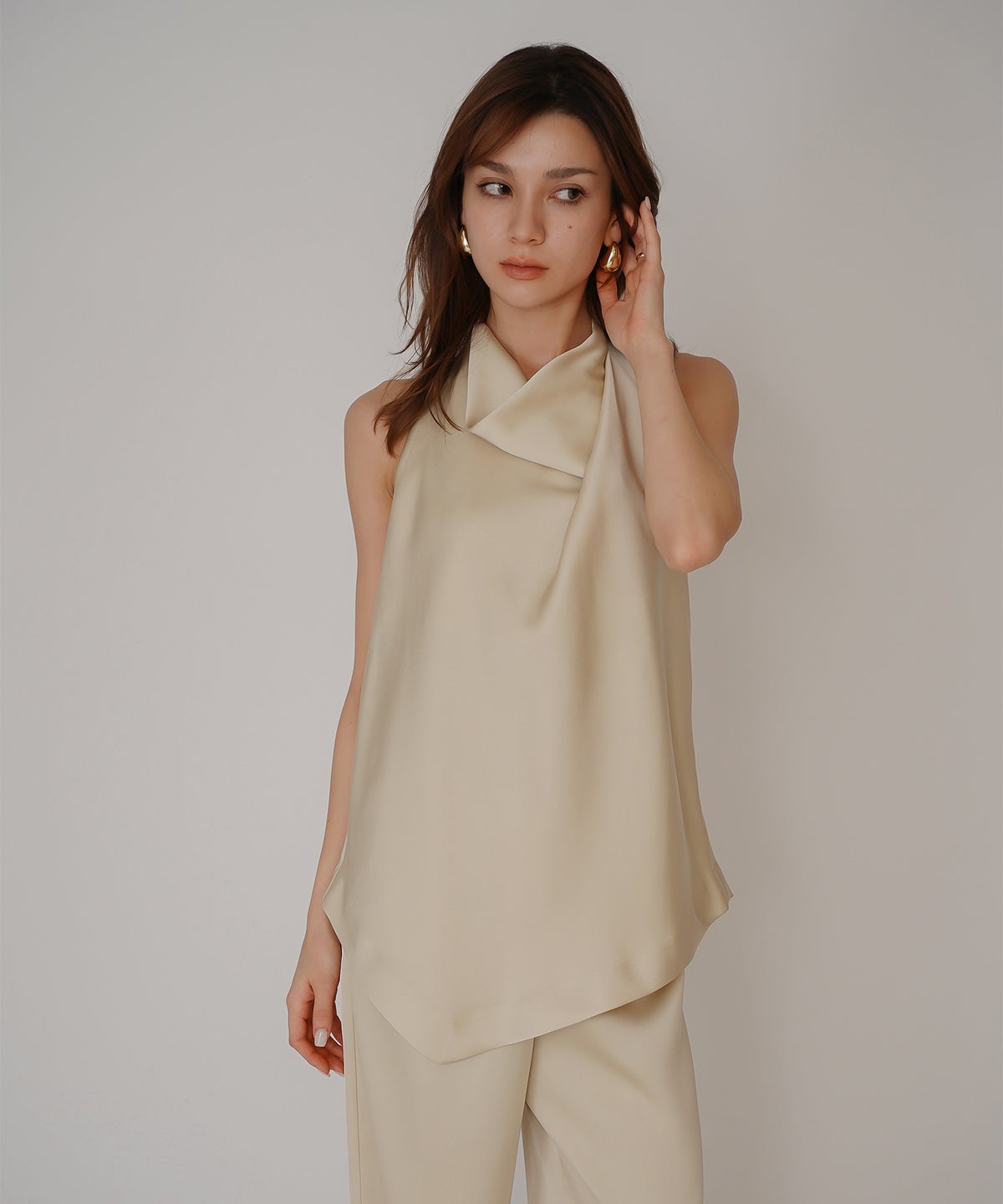 ホルター ドレープ サテン ブラウス KINO THE KEI ホルターネック ブラウス サテンブラウス サテン バックオープン トップス アシンメトリー ドレープ 光沢感 落ち感 とろみ素材 上品 ヘルシー 肌見せ モード きれいめ オケージョン デート 女子会