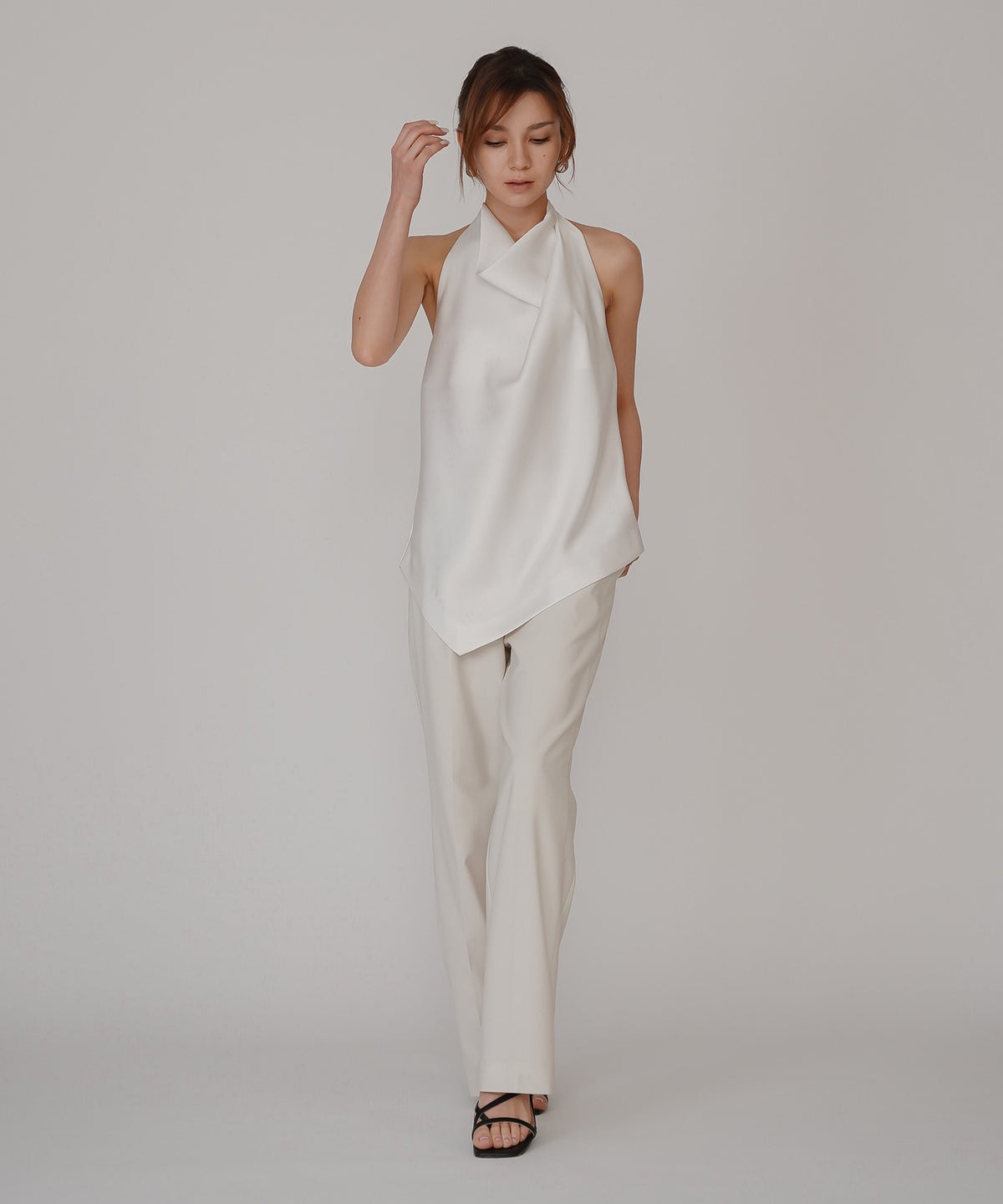 ホルター ドレープ サテン ブラウス KINO THE KEI ホルターネック ブラウス サテンブラウス サテン バックオープン トップス アシンメトリー ドレープ 光沢感 落ち感 とろみ素材 上品 ヘルシー 肌見せ モード きれいめ オケージョン デート 女子会