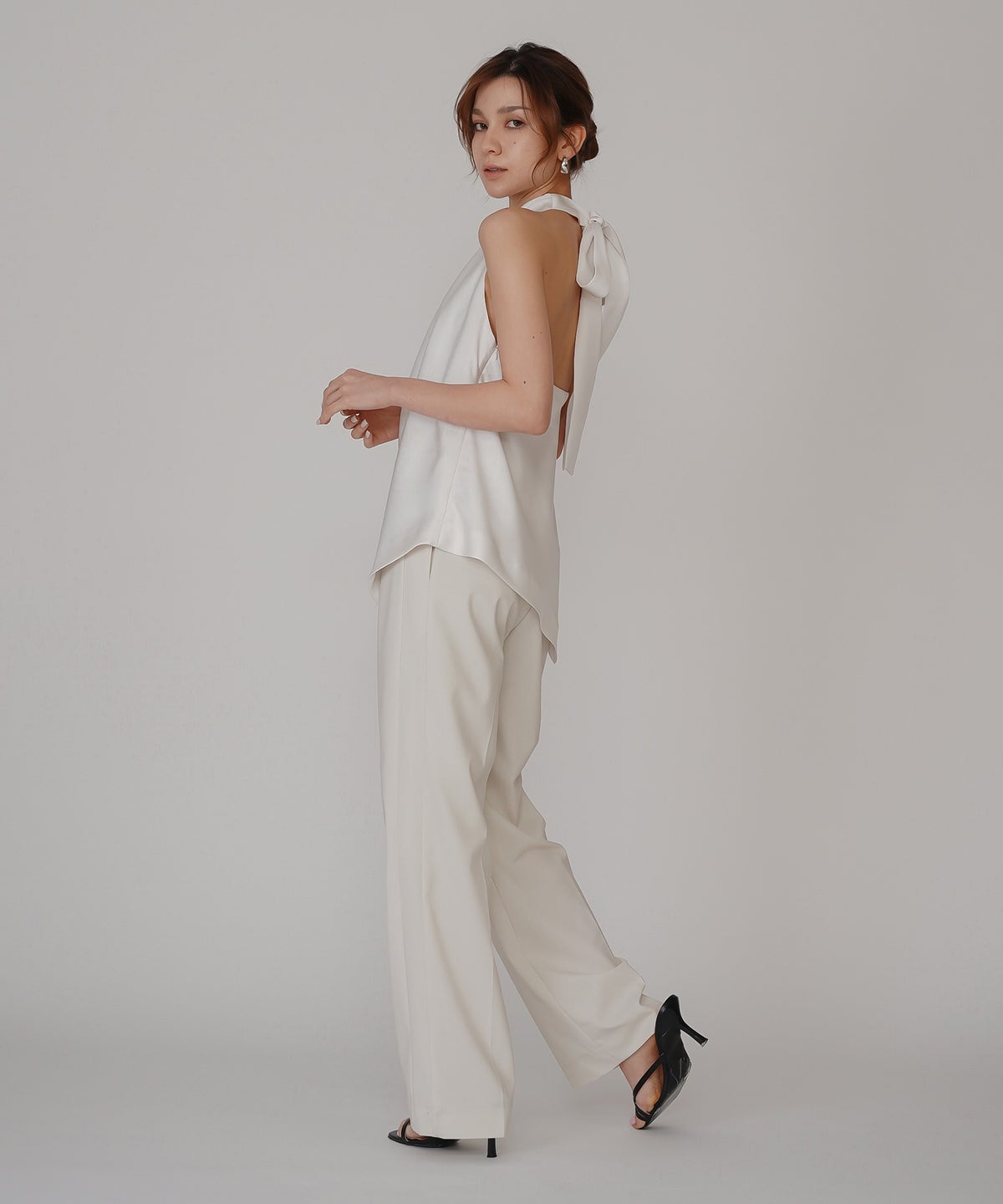 ホルター ドレープ サテン ブラウス KINO THE KEI ホルターネック ブラウス サテンブラウス サテン バックオープン トップス アシンメトリー ドレープ 光沢感 落ち感 とろみ素材 上品 ヘルシー 肌見せ モード きれいめ オケージョン デート 女子会