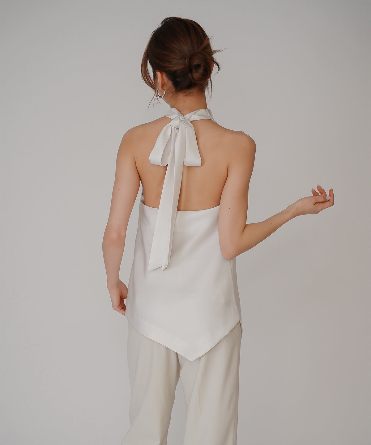 ホルター ドレープ サテン ブラウス KINO THE KEI ホルターネック ブラウス サテンブラウス サテン バックオープン トップス アシンメトリー ドレープ 光沢感 落ち感 とろみ素材 上品 ヘルシー 肌見せ モード きれいめ オケージョン デート 女子会