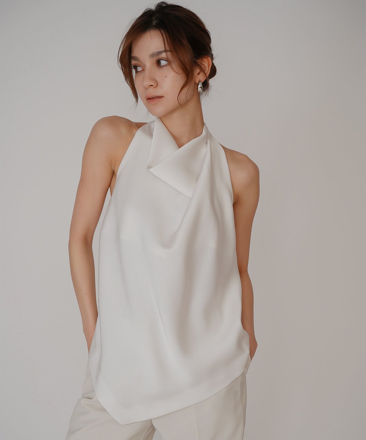 ホルター ドレープ サテン ブラウス KINO THE KEI ホルターネック ブラウス サテンブラウス サテン バックオープン トップス アシンメトリー ドレープ 光沢感 落ち感 とろみ素材 上品 ヘルシー 肌見せ モード きれいめ オケージョン デート 女子会