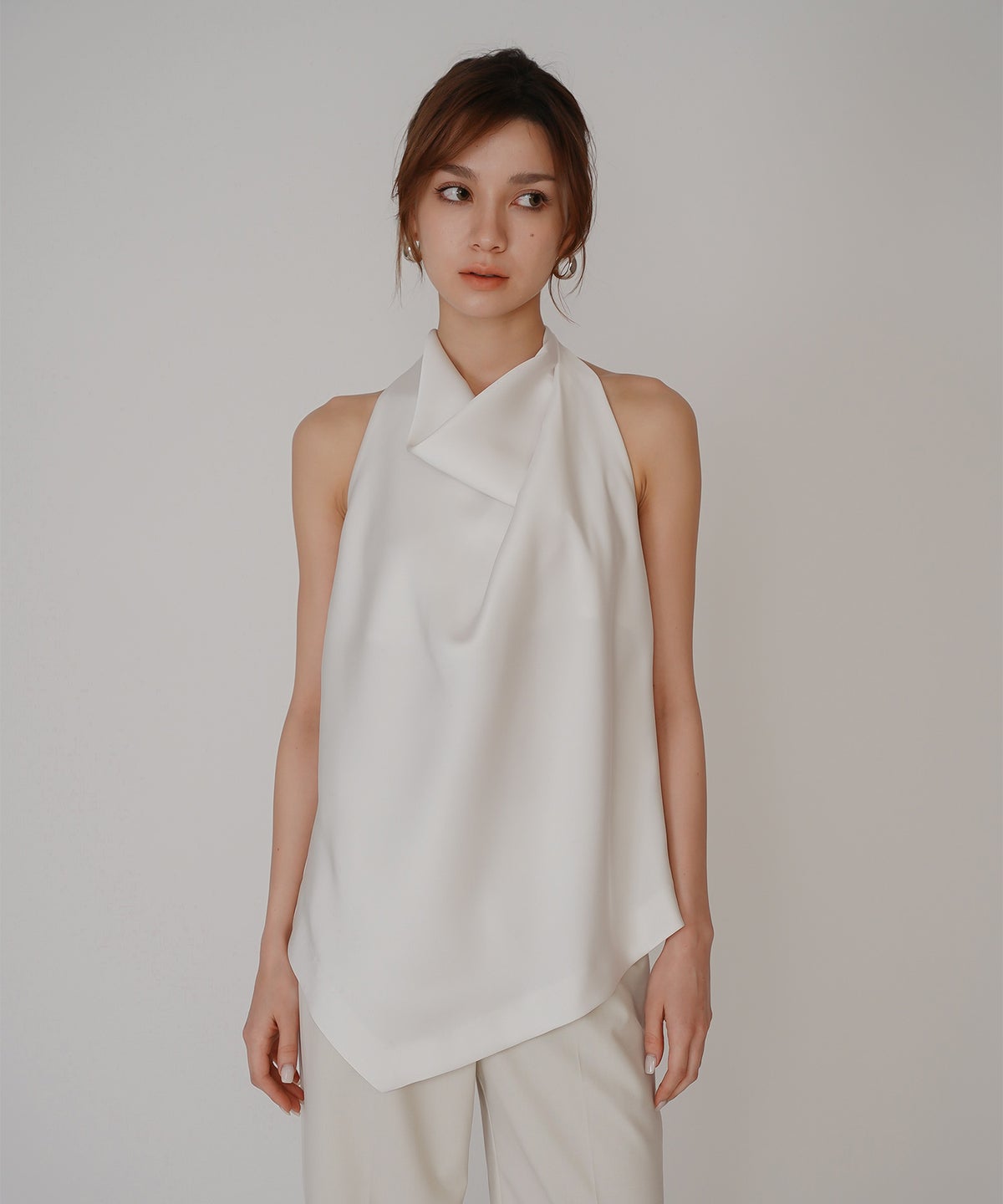 ホルター ドレープ サテン ブラウス KINO THE KEI ホルターネック ブラウス サテンブラウス サテン バックオープン トップス アシンメトリー ドレープ 光沢感 落ち感 とろみ素材 上品 ヘルシー 肌見せ モード きれいめ オケージョン デート 女子会