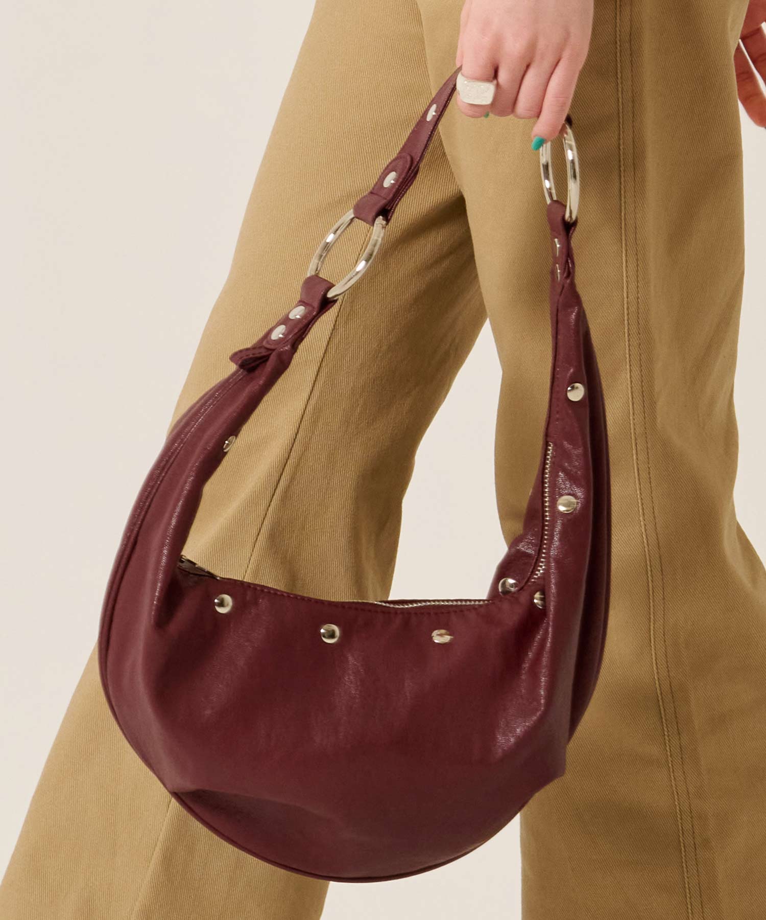 スタッズ アクセント ハーフムーン ショルダーバッグ TINA：JOJUN 全2