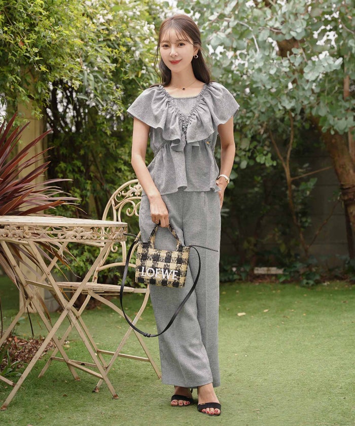 セットアップ ブラウス フリル ノースリーブ パンツ ワイドパンツ スクエアネック デコルテ 体型カバー ペプラム フリル袖 麻調 リネンライク 綿混 ポケット スタイリッシュ 上下セット 2点セット 夏　真夏 海 海水浴 旅行