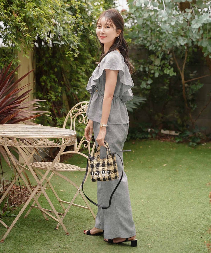 セットアップ ブラウス フリル ノースリーブ パンツ ワイドパンツ スクエアネック デコルテ 体型カバー ペプラム フリル袖 麻調 リネンライク 綿混 ポケット スタイリッシュ 上下セット 2点セット 夏　真夏 海 海水浴 旅行