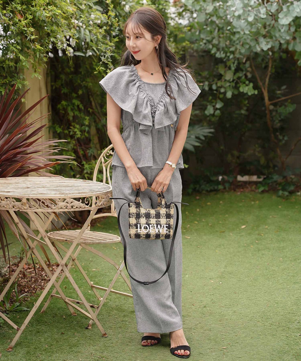 セットアップ ブラウス フリル ノースリーブ パンツ ワイドパンツ スクエアネック デコルテ 体型カバー ペプラム フリル袖 麻調 リネンライク 綿混 ポケット スタイリッシュ 上下セット 2点セット 夏　真夏 海 海水浴 旅行