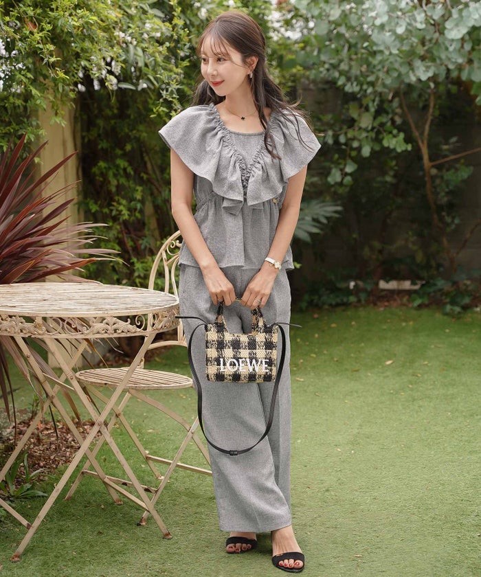 セットアップ ブラウス フリル ノースリーブ パンツ ワイドパンツ スクエアネック デコルテ 体型カバー ペプラム フリル袖 麻調 リネンライク 綿混 ポケット スタイリッシュ 上下セット 2点セット 夏　真夏 海 海水浴 旅行