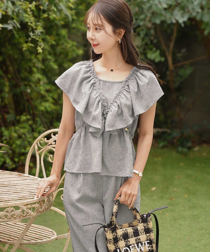 セットアップ ブラウス フリル ノースリーブ パンツ ワイドパンツ スクエアネック デコルテ 体型カバー ペプラム フリル袖 麻調 リネンライク 綿混 ポケット スタイリッシュ 上下セット 2点セット 夏　真夏 海 海水浴 旅行