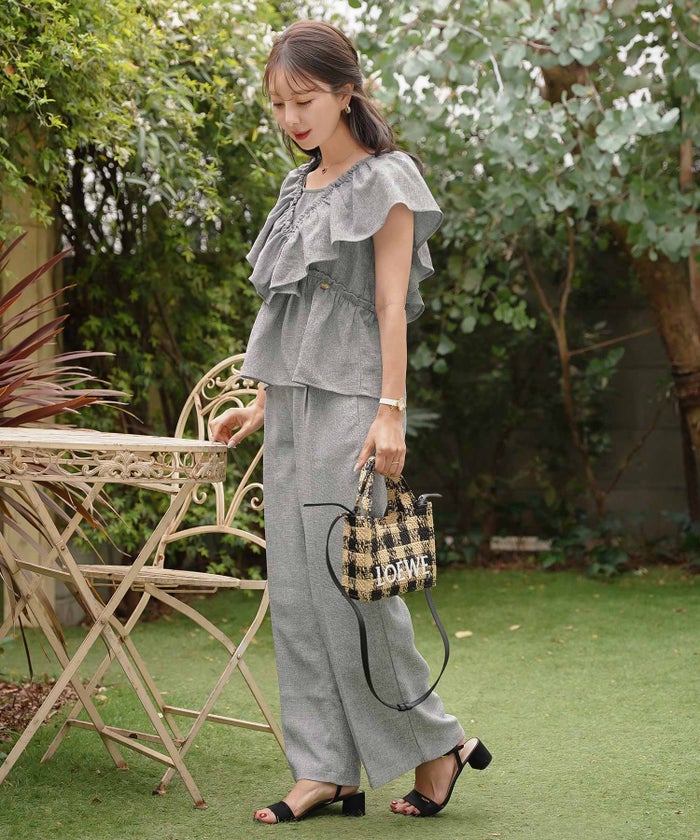 セットアップ ブラウス フリル ノースリーブ パンツ ワイドパンツ スクエアネック デコルテ 体型カバー ペプラム フリル袖 麻調 リネンライク 綿混 ポケット スタイリッシュ 上下セット 2点セット 夏　真夏 海 海水浴 旅行