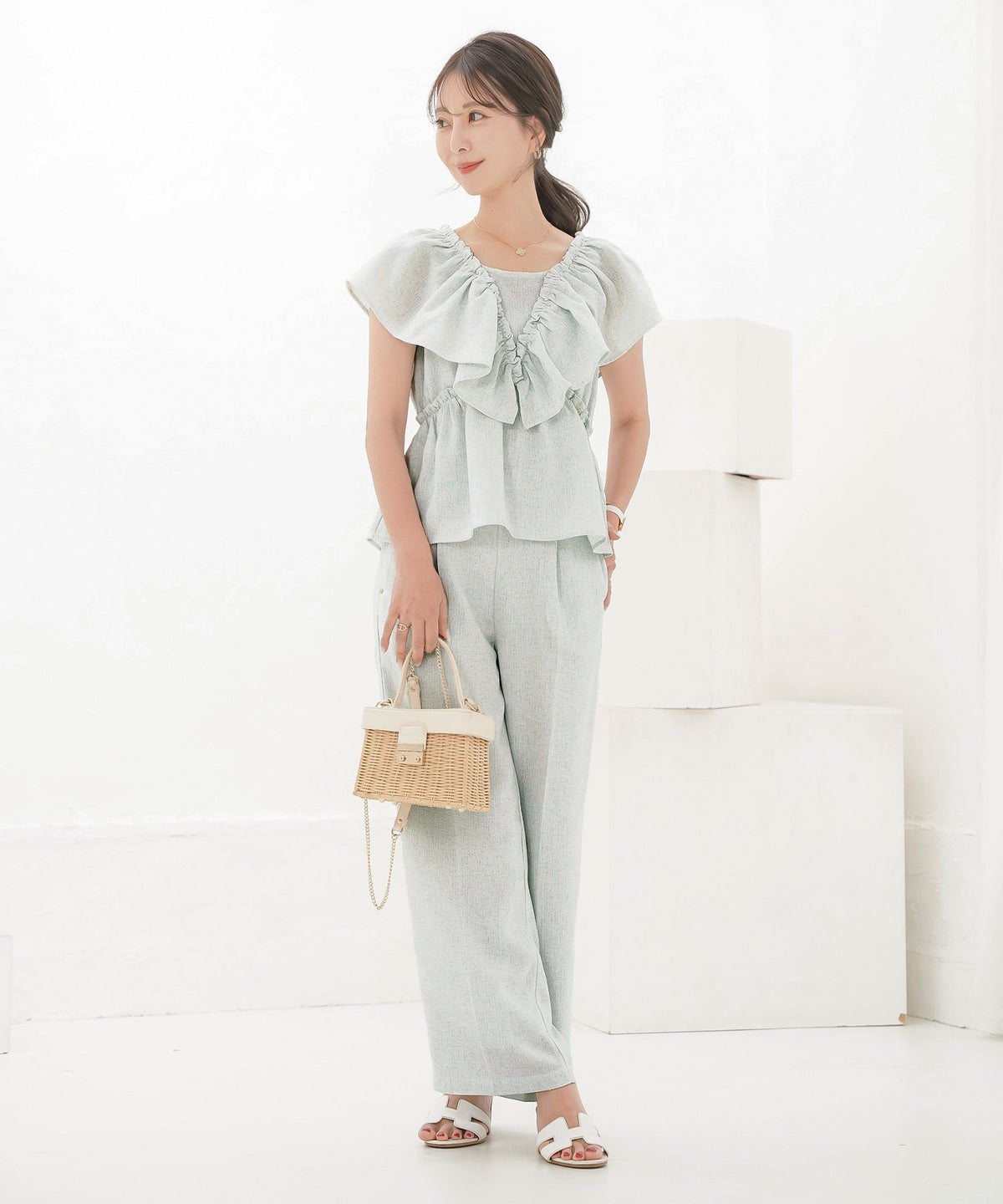 セットアップ ブラウス フリル ノースリーブ パンツ ワイドパンツ スクエアネック デコルテ 体型カバー ペプラム フリル袖 麻調 リネンライク 綿混 ポケット スタイリッシュ 上下セット 2点セット 夏　真夏 海 海水浴 旅行