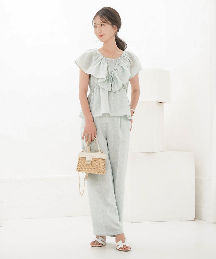 セットアップ ブラウス フリル ノースリーブ パンツ ワイドパンツ スクエアネック デコルテ 体型カバー ペプラム フリル袖 麻調 リネンライク 綿混 ポケット スタイリッシュ 上下セット 2点セット 夏　真夏 海 海水浴 旅行