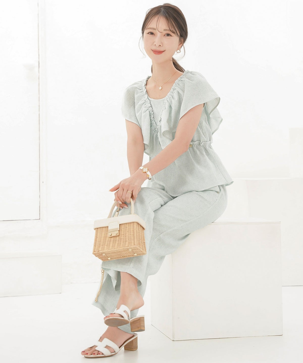 セットアップ ブラウス フリル ノースリーブ パンツ ワイドパンツ スクエアネック デコルテ 体型カバー ペプラム フリル袖 麻調 リネンライク 綿混 ポケット スタイリッシュ 上下セット 2点セット 夏　真夏 海 海水浴 旅行