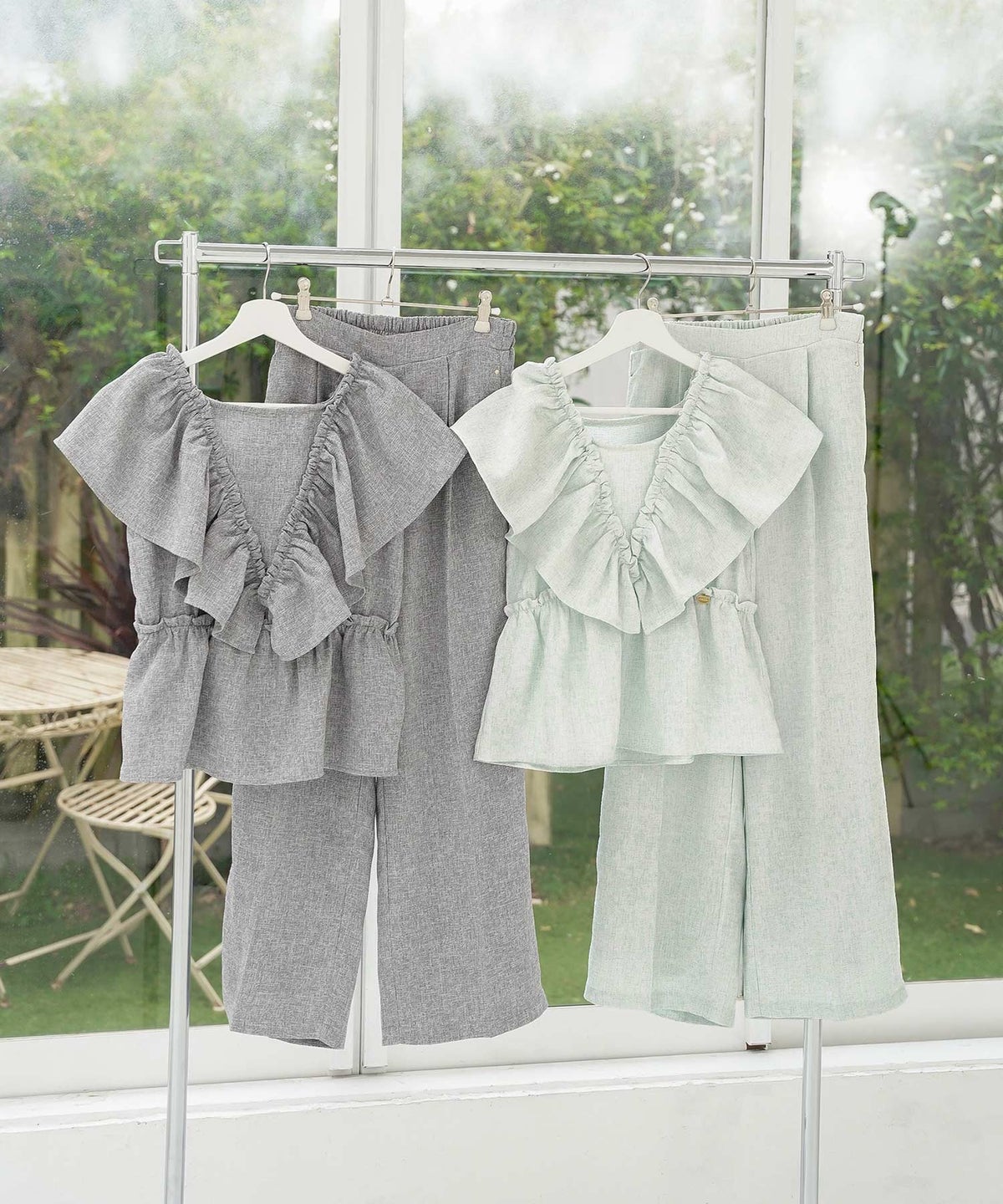 セットアップ ブラウス フリル ノースリーブ パンツ ワイドパンツ スクエアネック デコルテ 体型カバー ペプラム フリル袖 麻調 リネンライク 綿混 ポケット スタイリッシュ 上下セット 2点セット 夏　真夏 海 海水浴 旅行