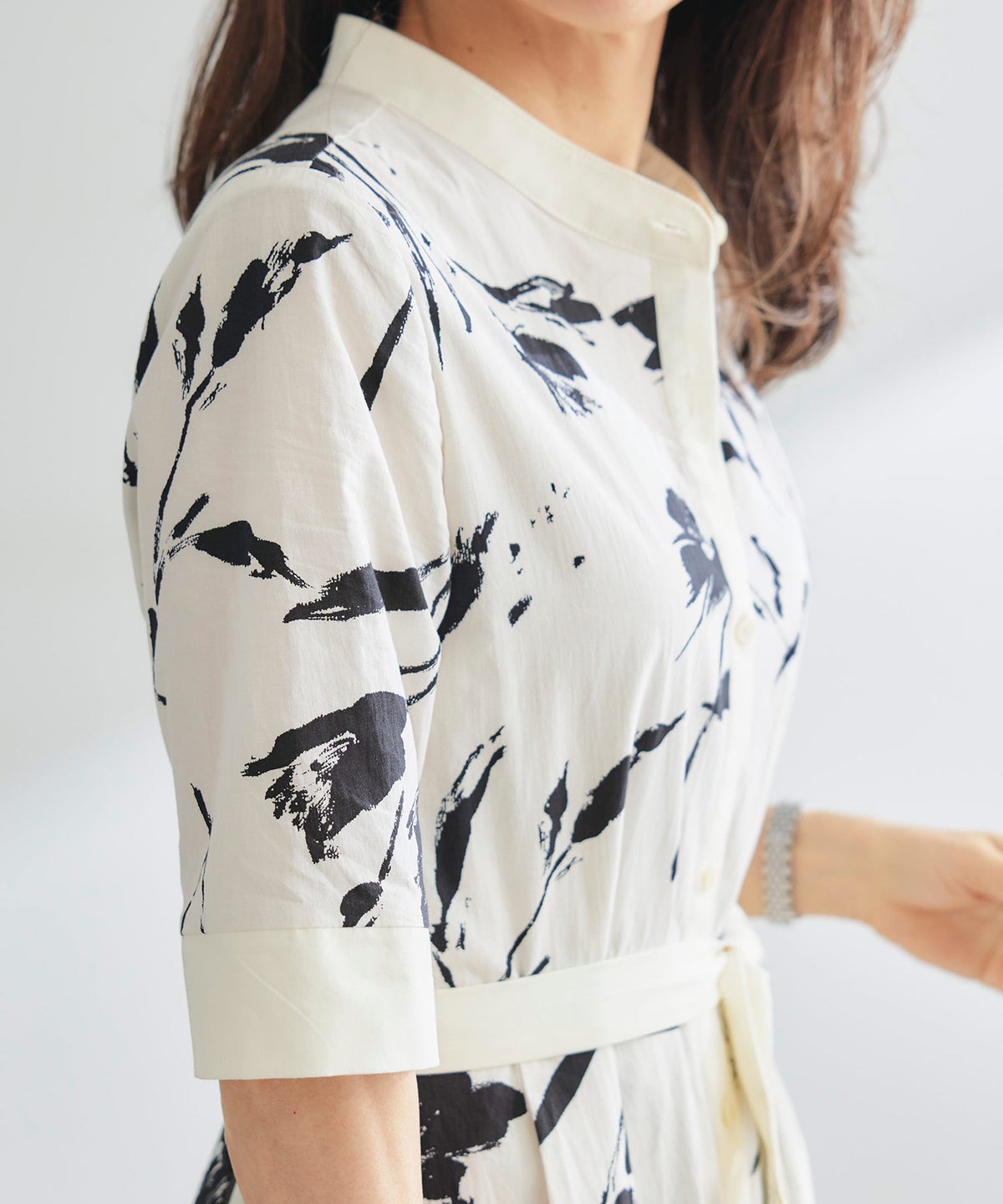 シャツワンピース ブラック 花柄 バンドカラー ベルト付き ジョイントスペース