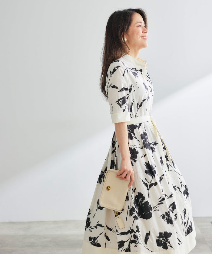 シャツワンピース ブラック 花柄 バンドカラー ベルト付き ジョイントスペース