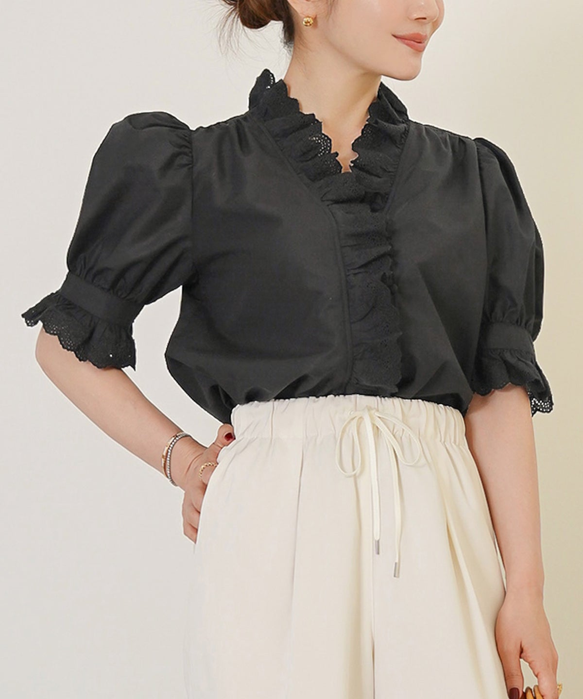 手洗い可 Vネック 大人カジュアル オフィス きれいめ フェニミン 上品 春夏 白黒 ジョイントスペース レースフリルブラウス Liala×PG