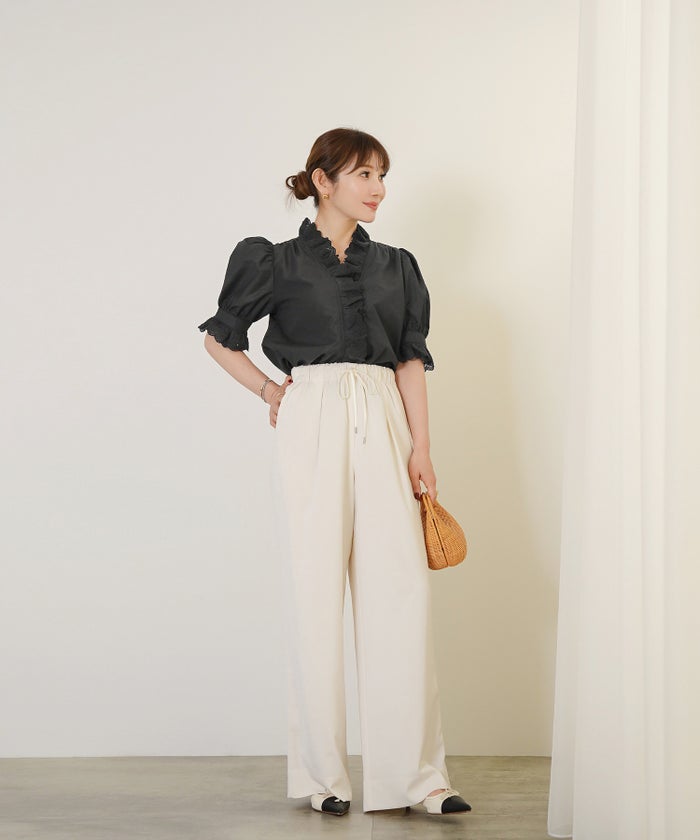 手洗い可 Vネック 大人カジュアル オフィス きれいめ フェニミン 上品 春夏 白黒 ジョイントスペース レースフリルブラウス Liala×PG