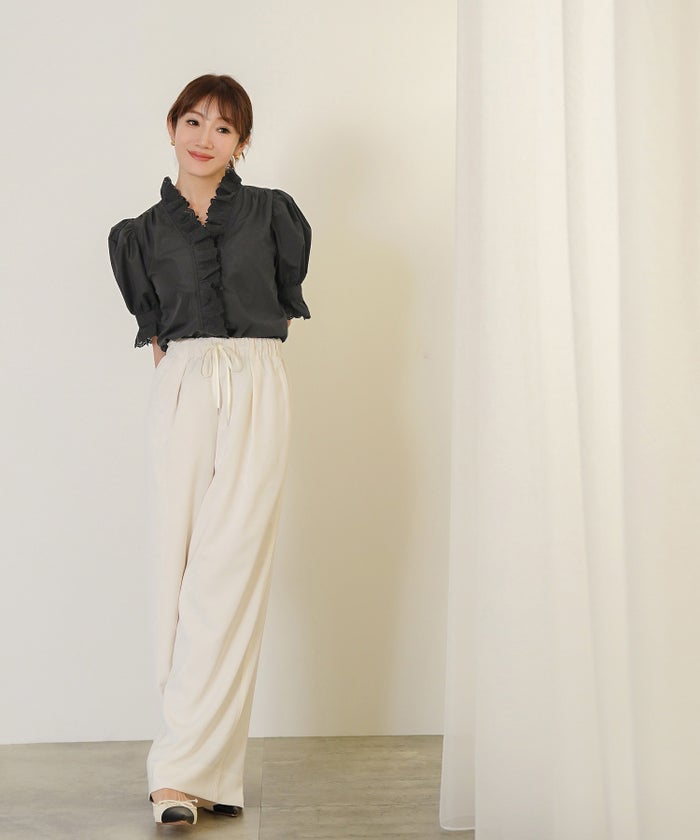 手洗い可 Vネック 大人カジュアル オフィス きれいめ フェニミン 上品 春夏 白黒 ジョイントスペース レースフリルブラウス Liala×PG