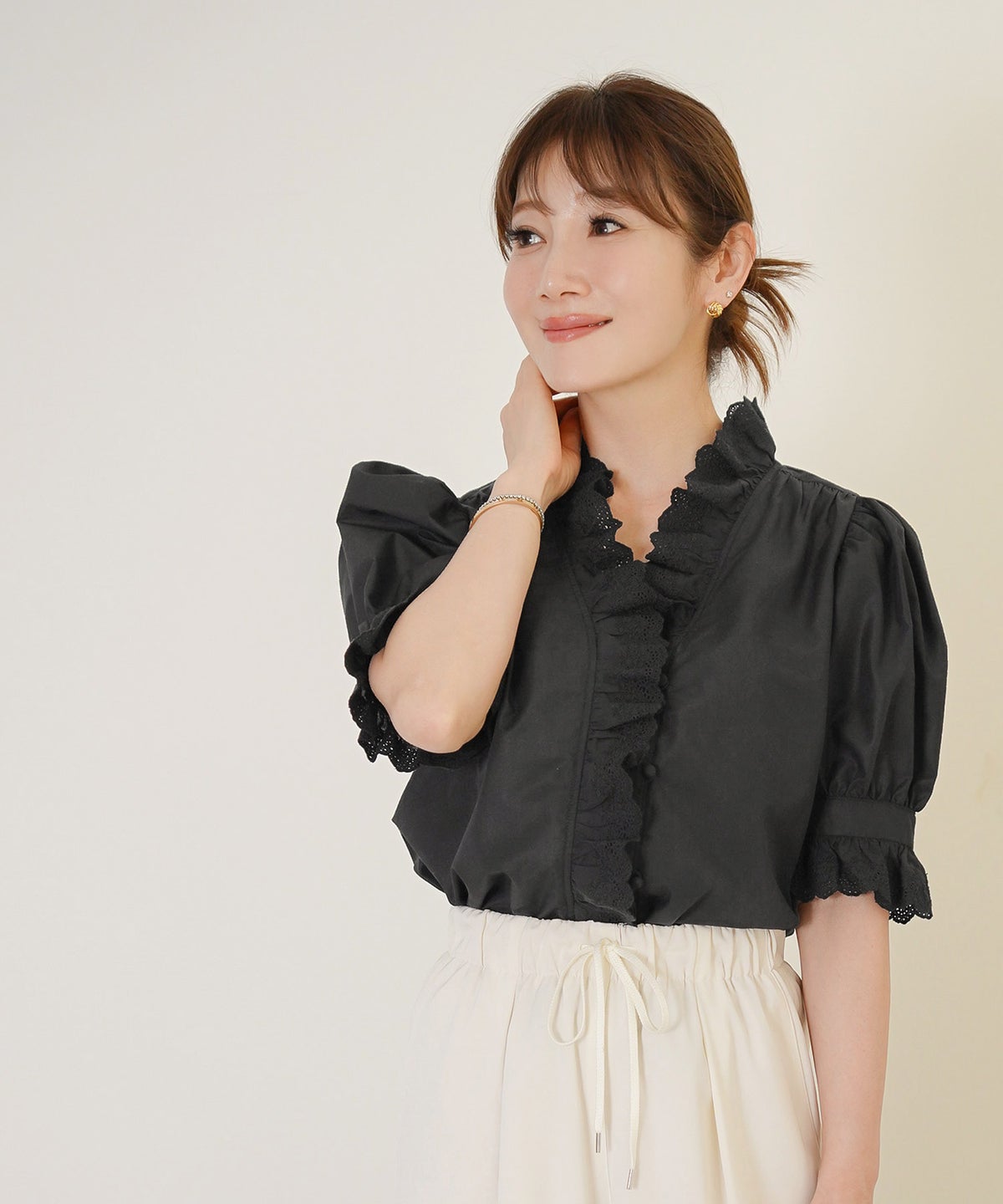 手洗い可 Vネック 大人カジュアル オフィス きれいめ フェニミン 上品 春夏 白黒 ジョイントスペース レースフリルブラウス Liala×PG